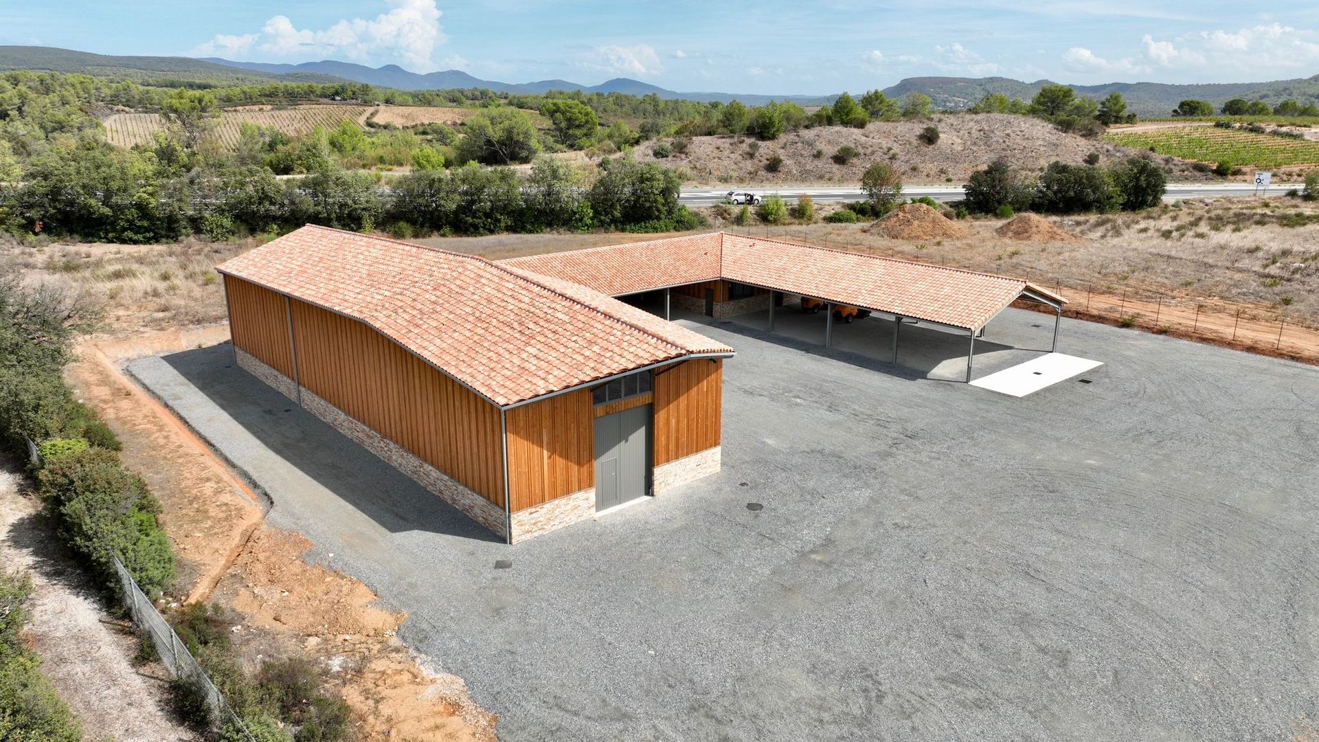 Bâtiment agricole à la toiture rose vu du ciel