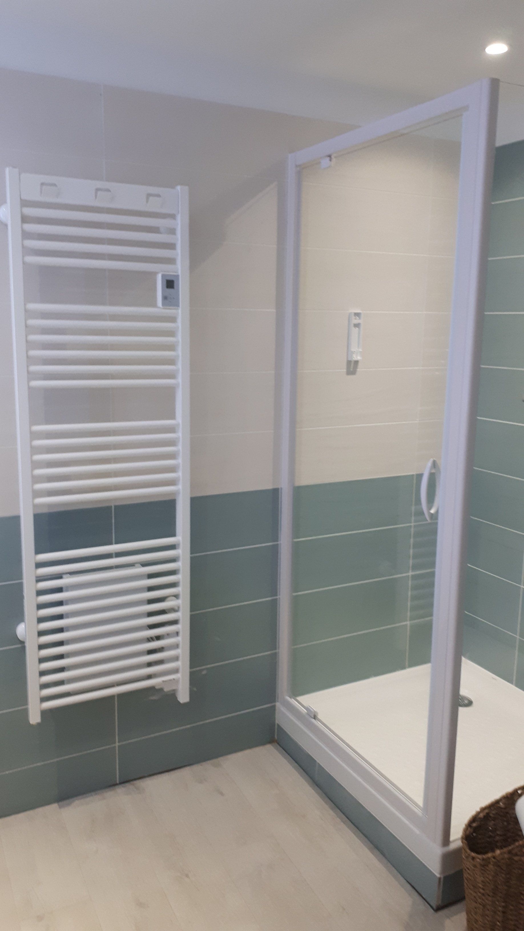 Salle d'eau avec cabine de douche et sèche-serviettes