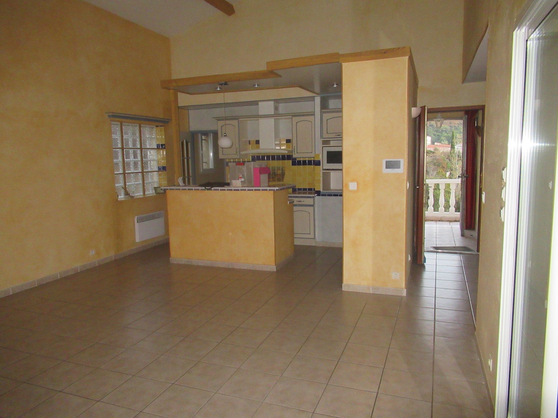 Cuisine aux murs jaune