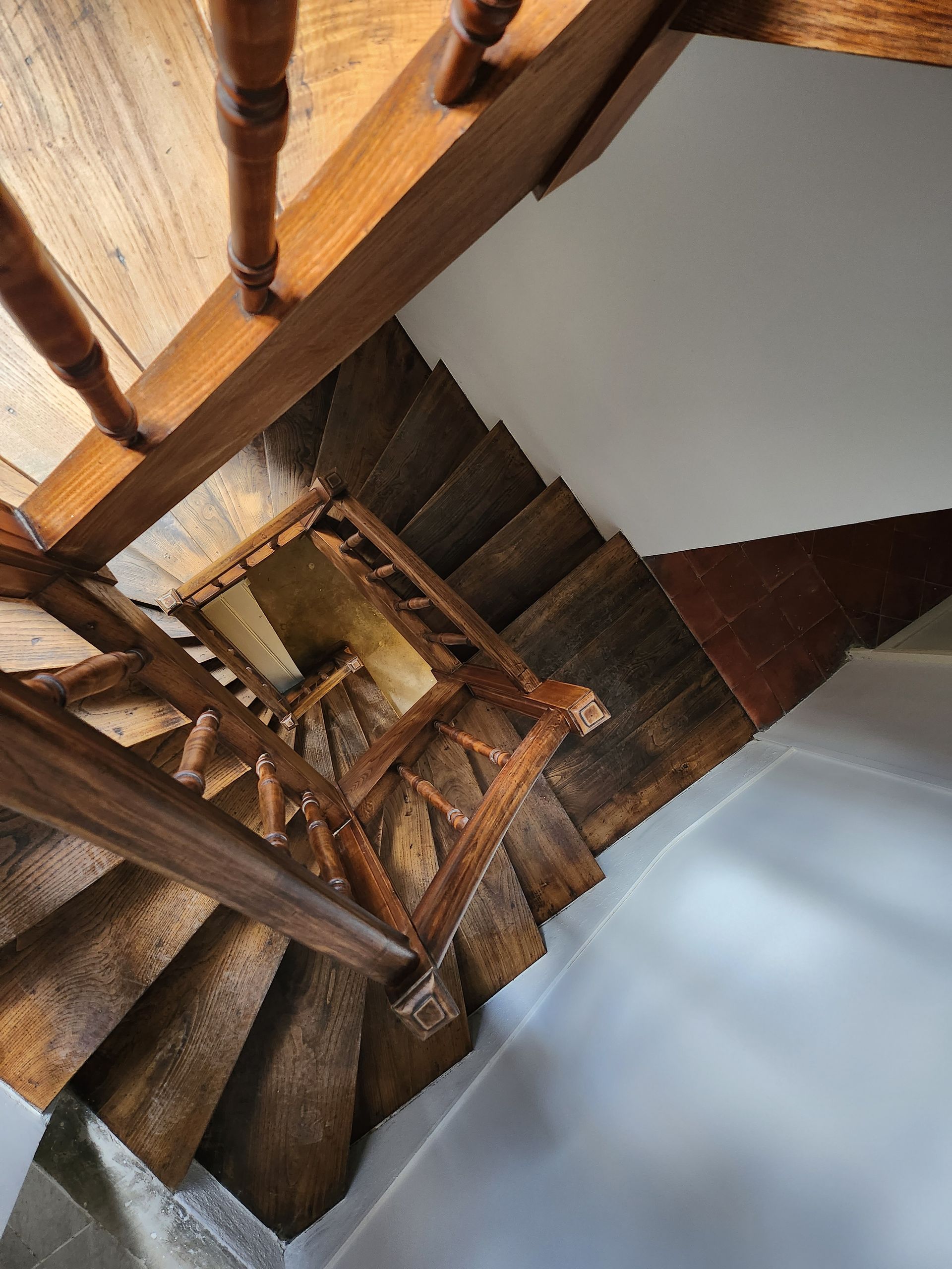 Escaliers en colimaçon marron foncé