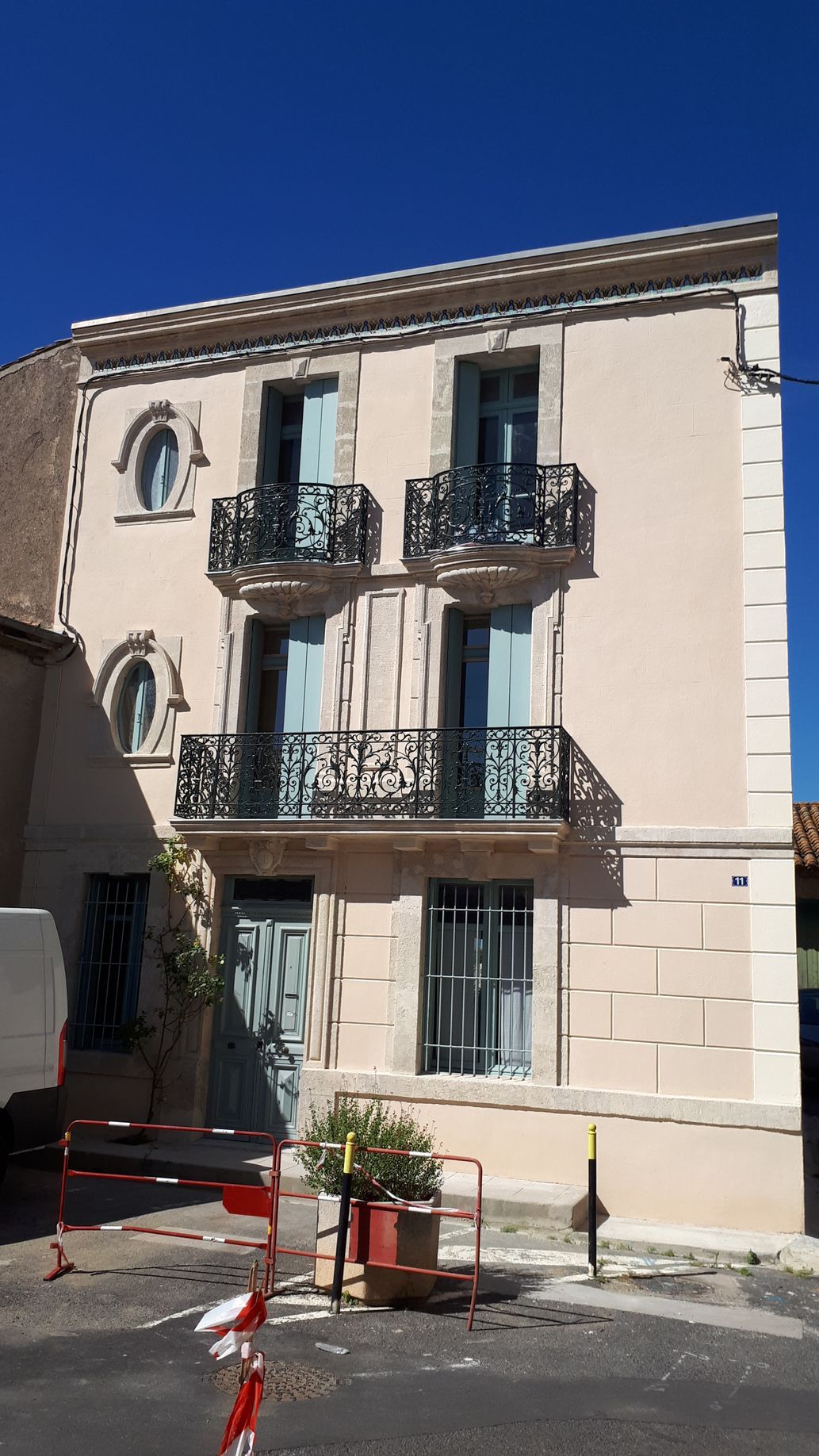 Façade prope et peinte en rose