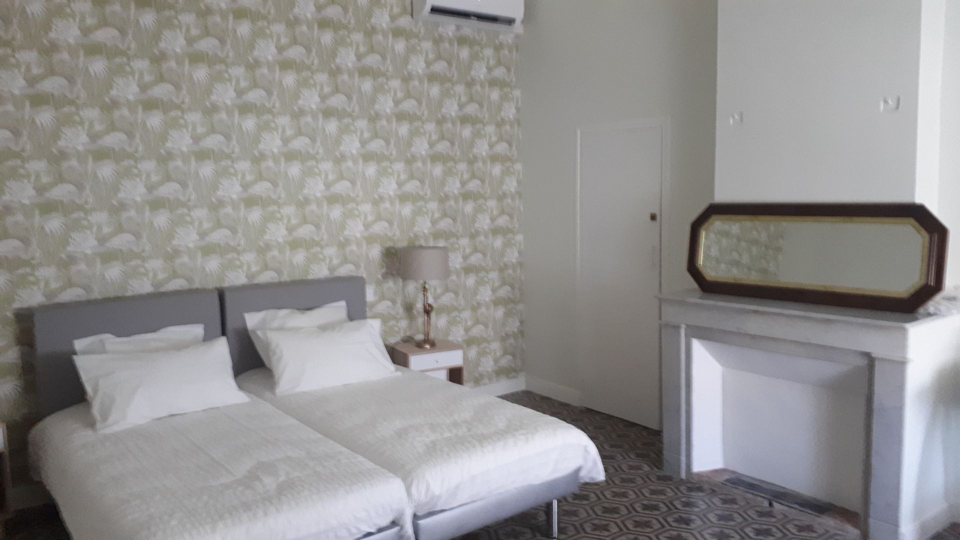 Chambre moderne avec lit aux draps blancs