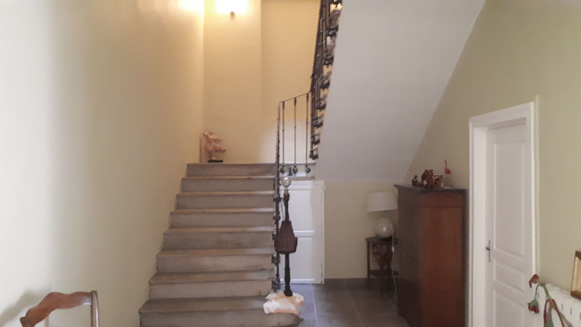 Escaliers avec mur blanc