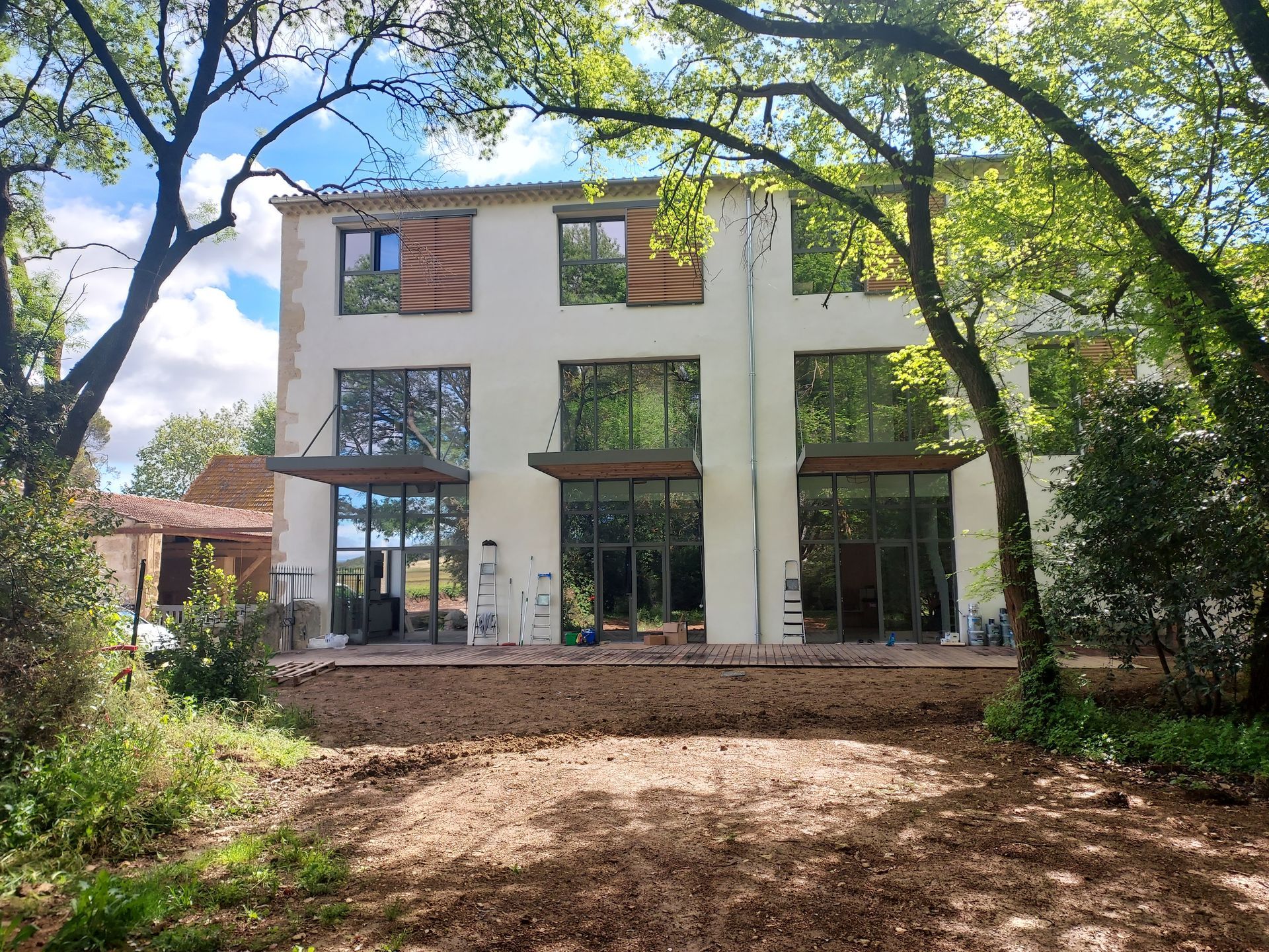 Façade très moderne avec de très nombreuses ouvertures