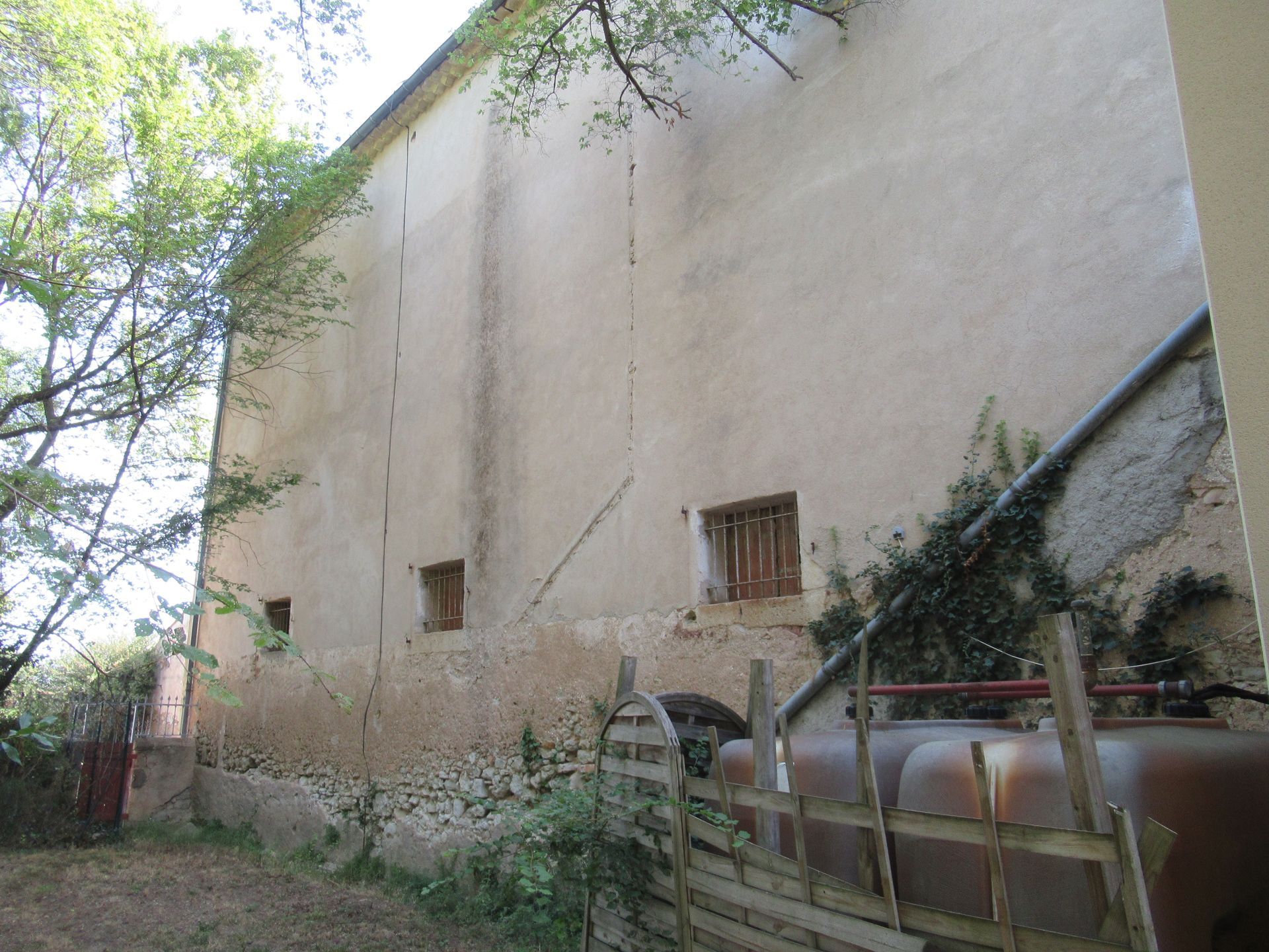 Façade avec des petites fenêtres