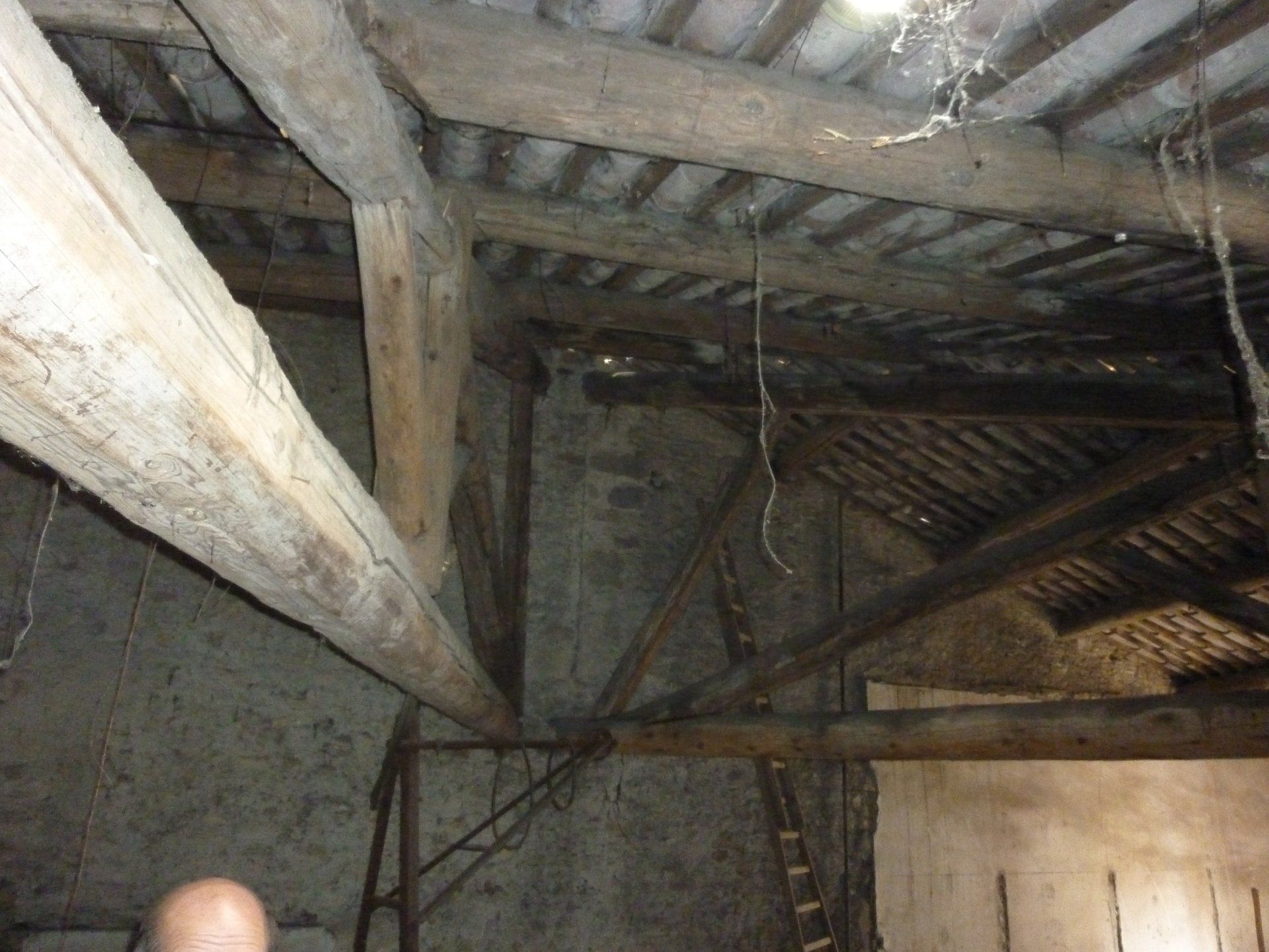Charpente en mauvais état et poussiéreuse
