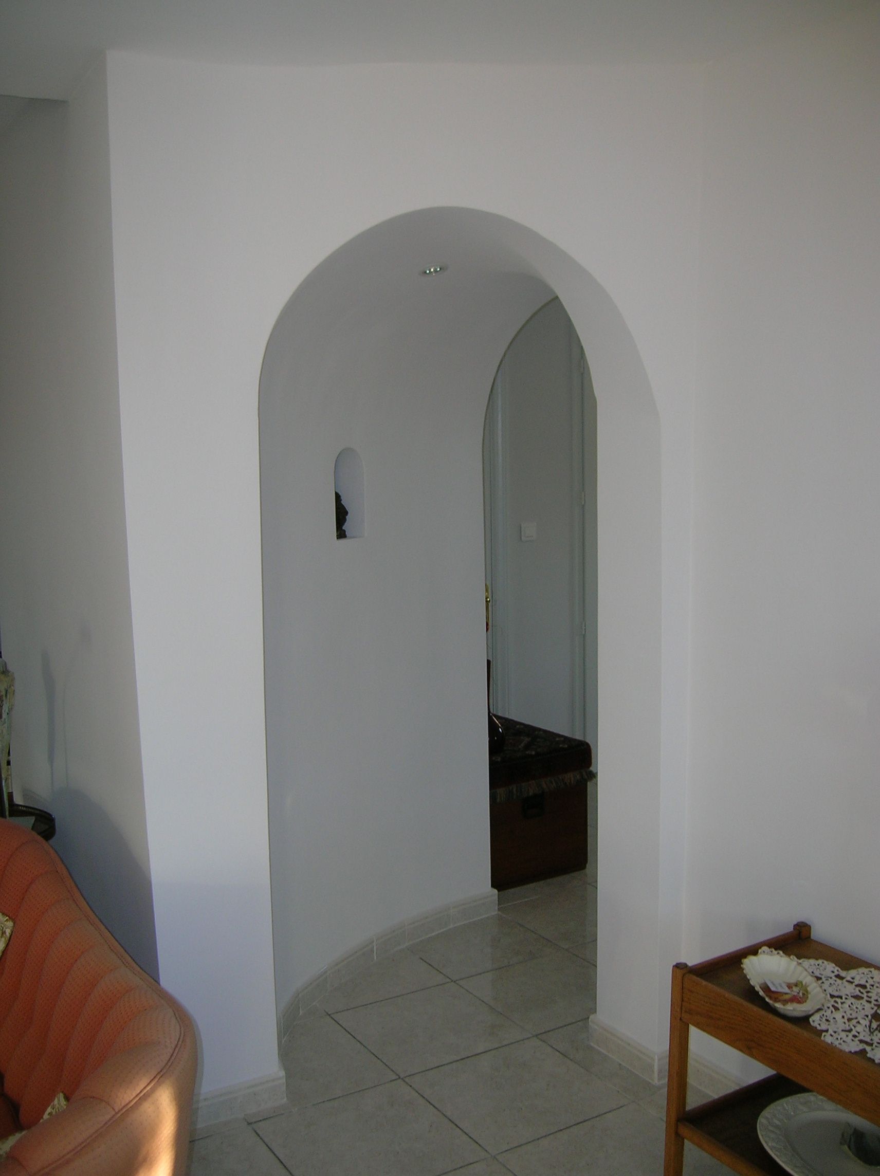 Encadré de porte peint en blanc