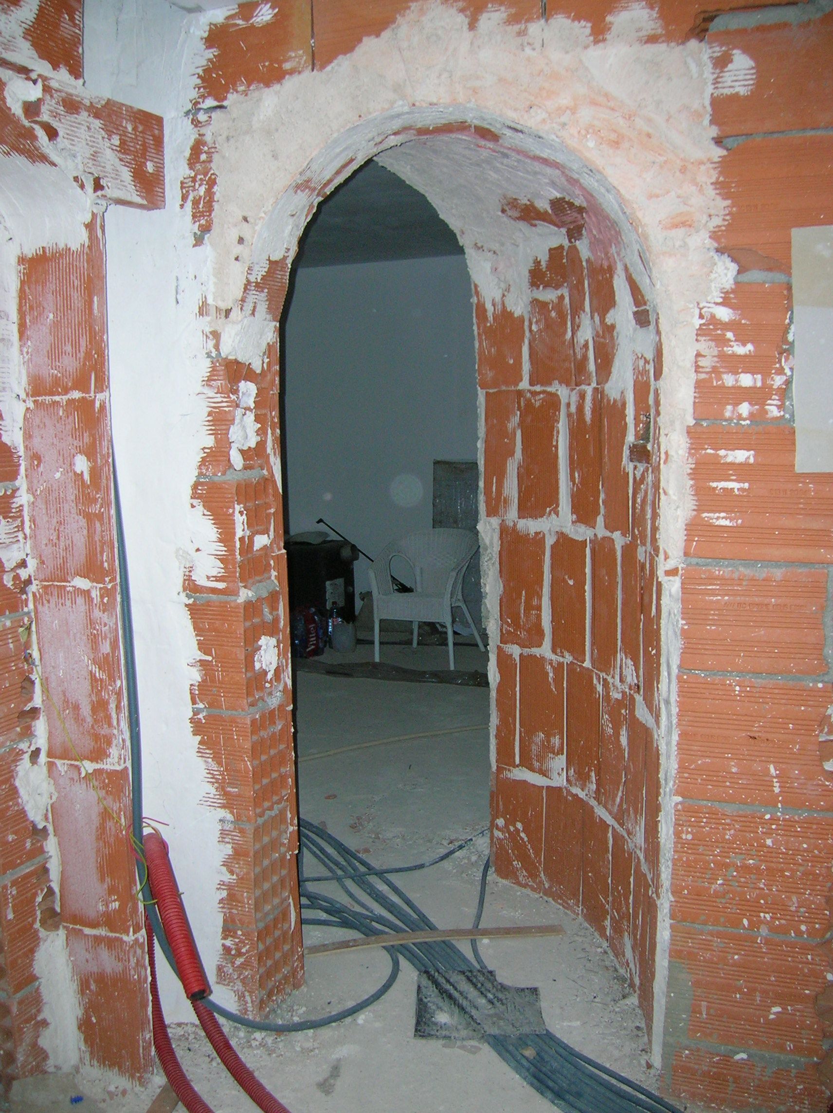 Encadré de porte en briques