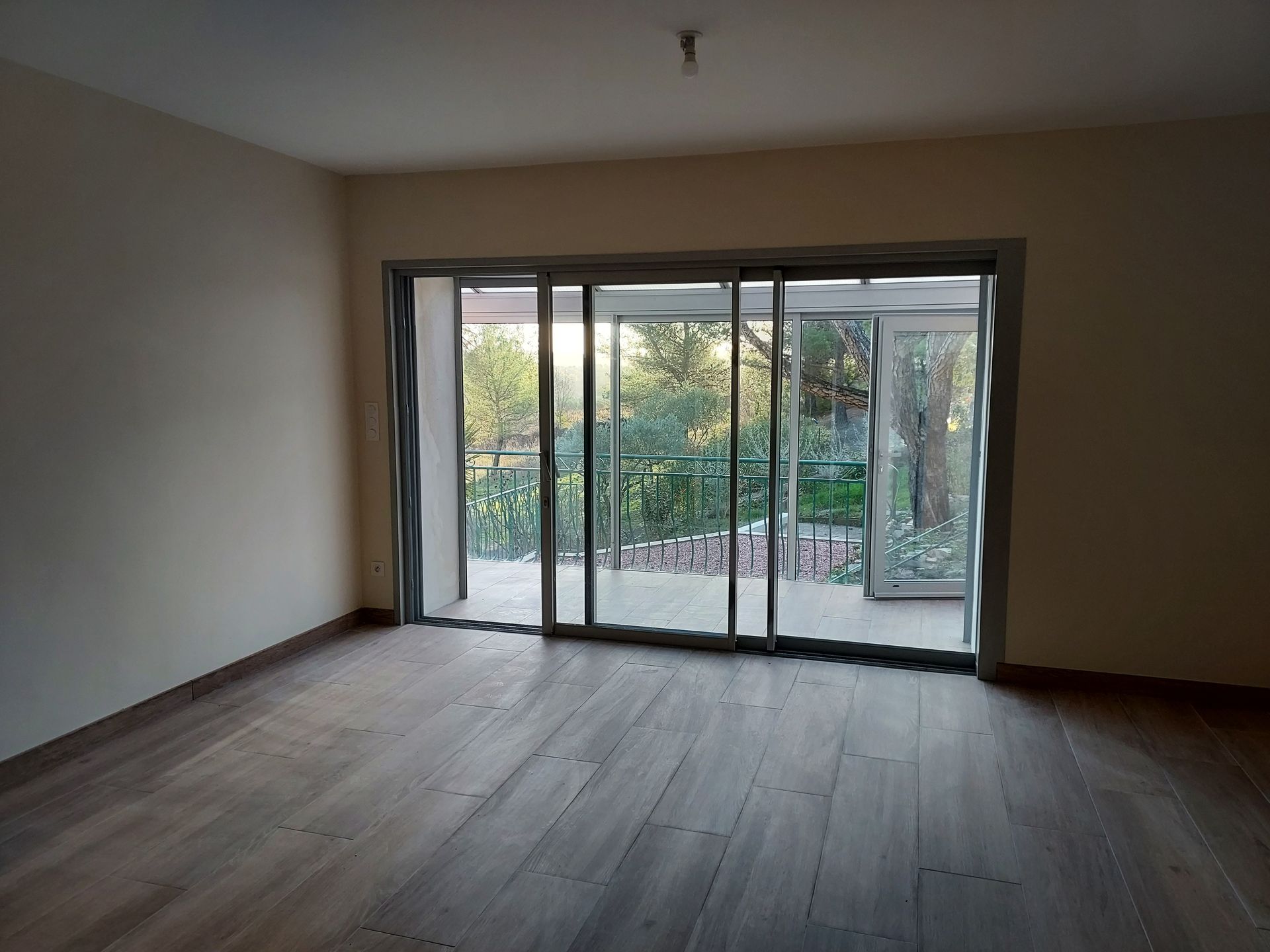 Baie vitrée dans une salle de séjour