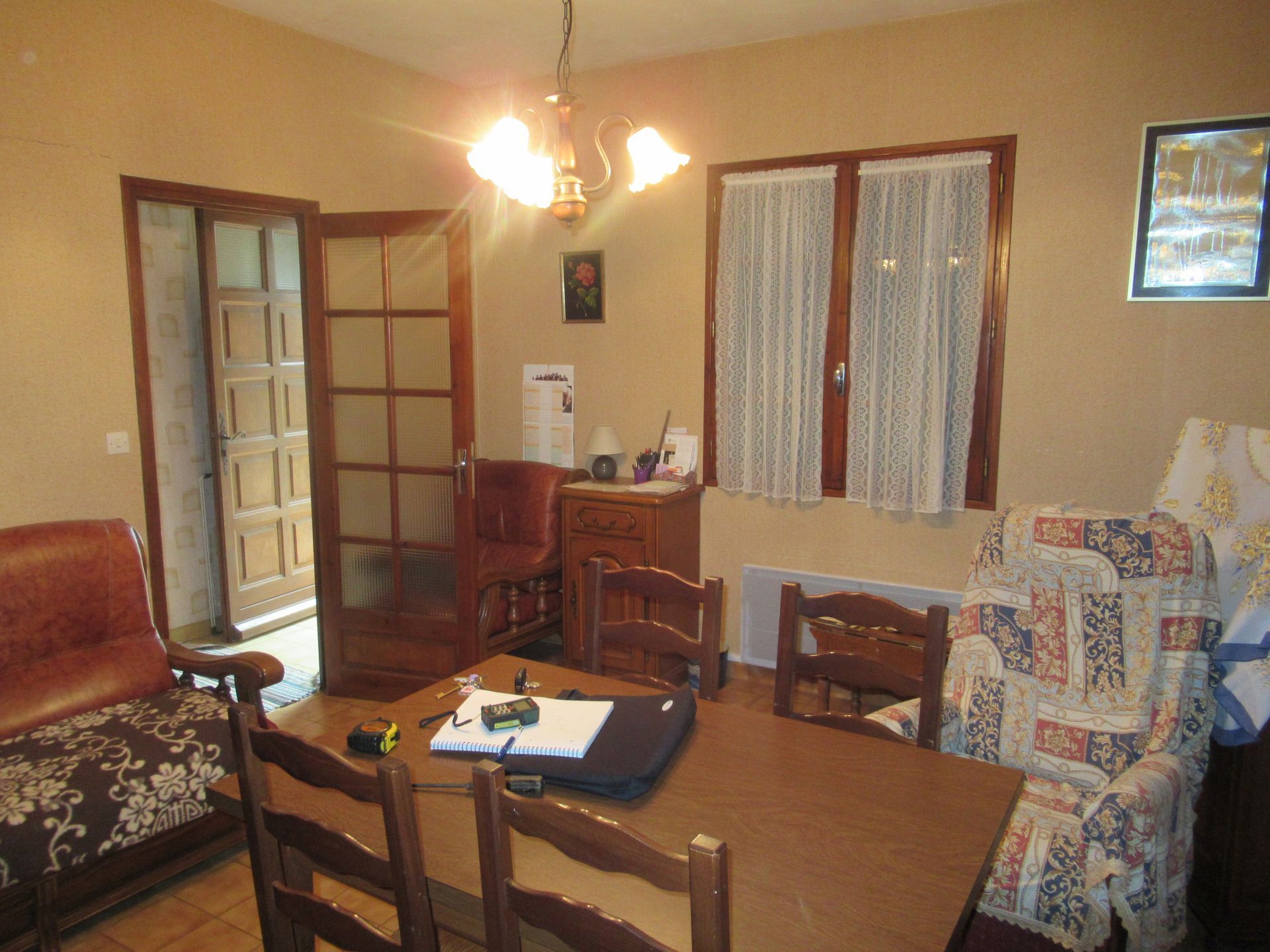 Salle de séjour avec mobilier en bois