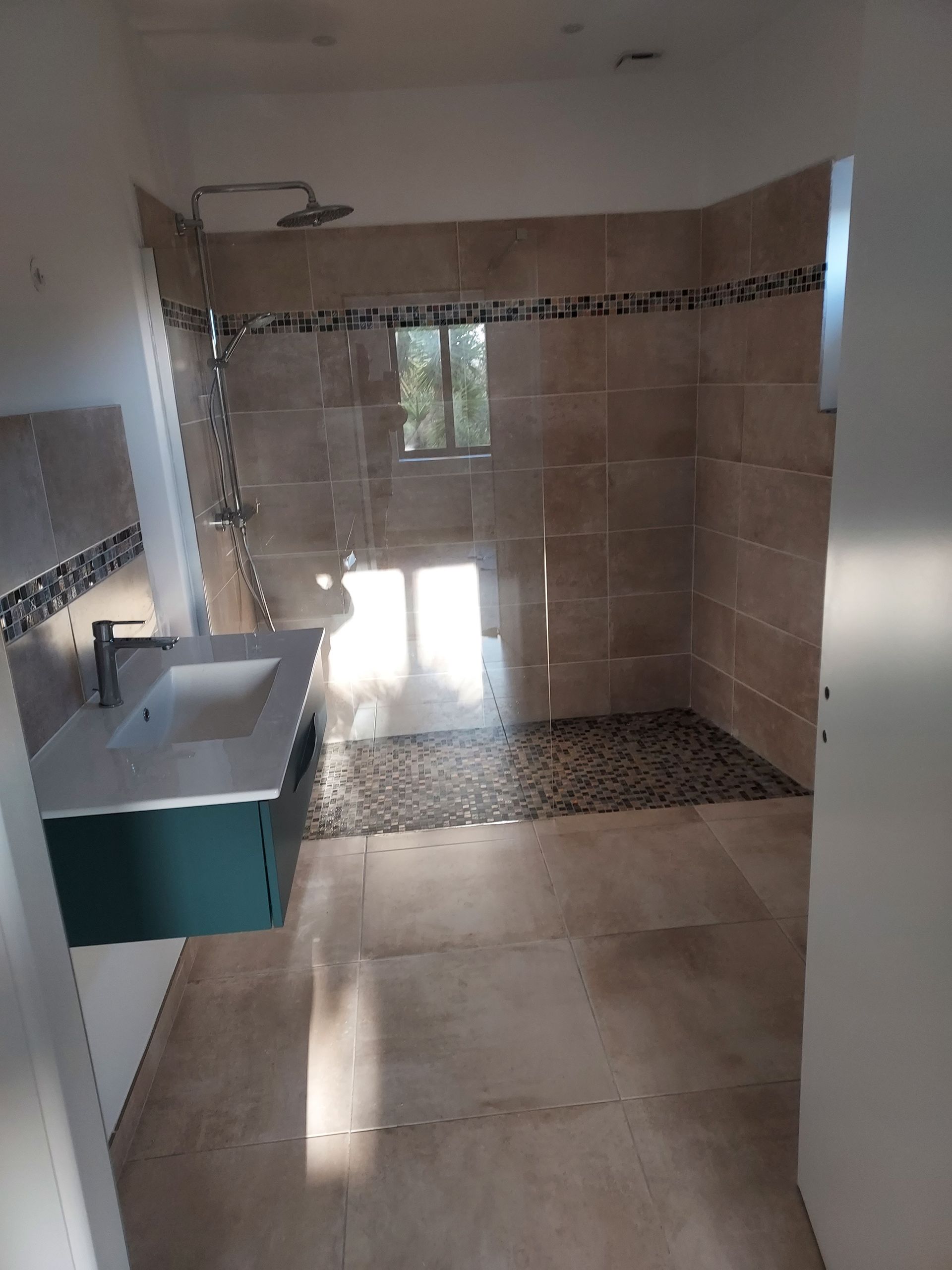 Salle de bains avec douche à l'italienne