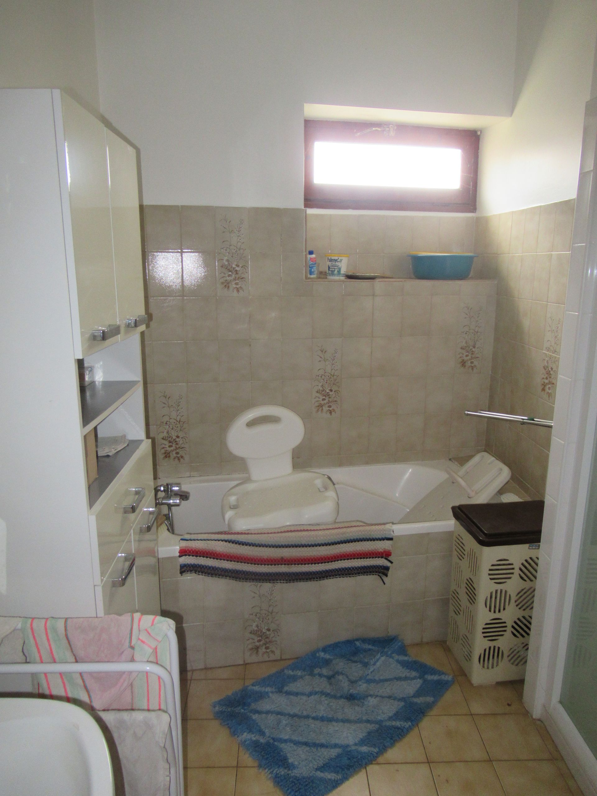 Salle de bains encombrée et démodée