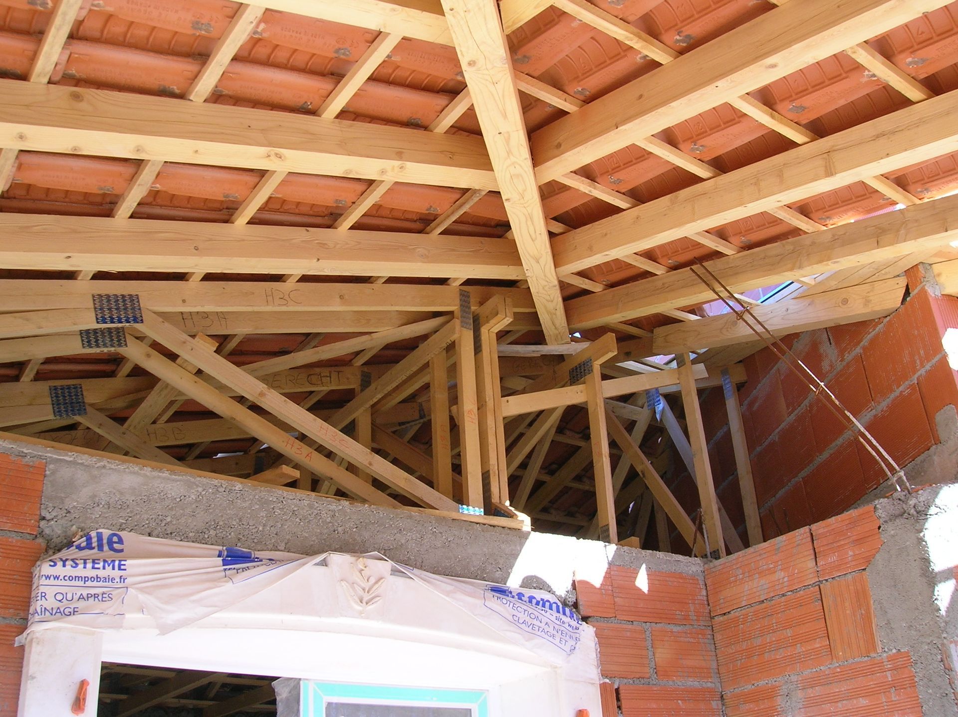 Poutres neuves d'une charpente