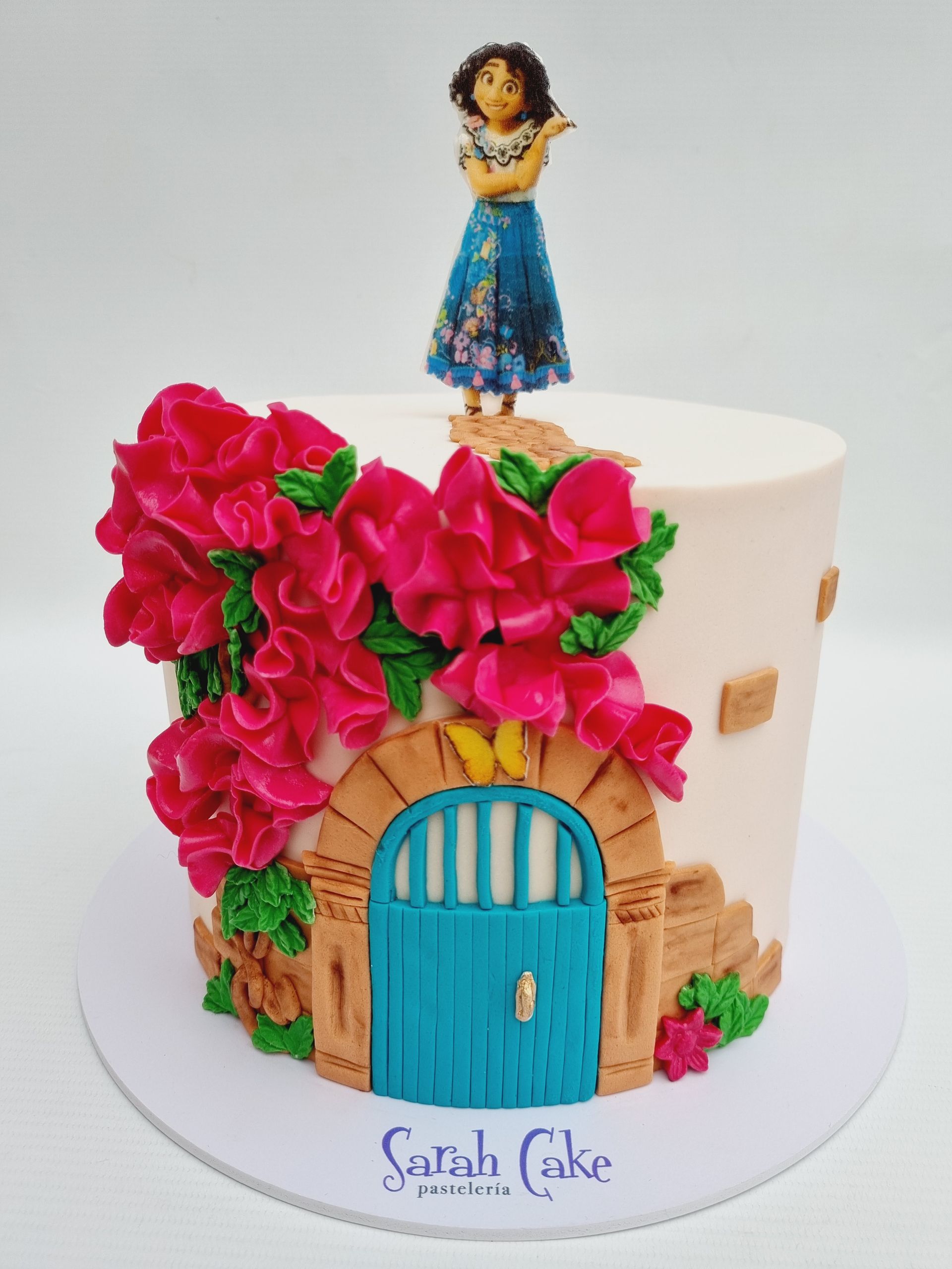 Un pastel con una figura de una niña encima.