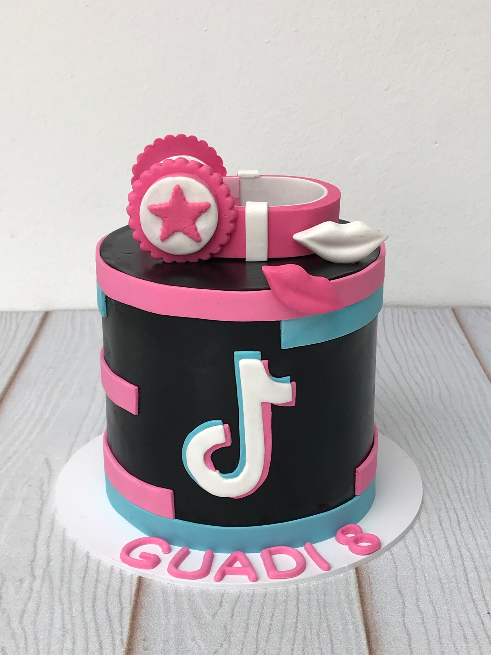 Un pastel con el logo de Tik Tok.