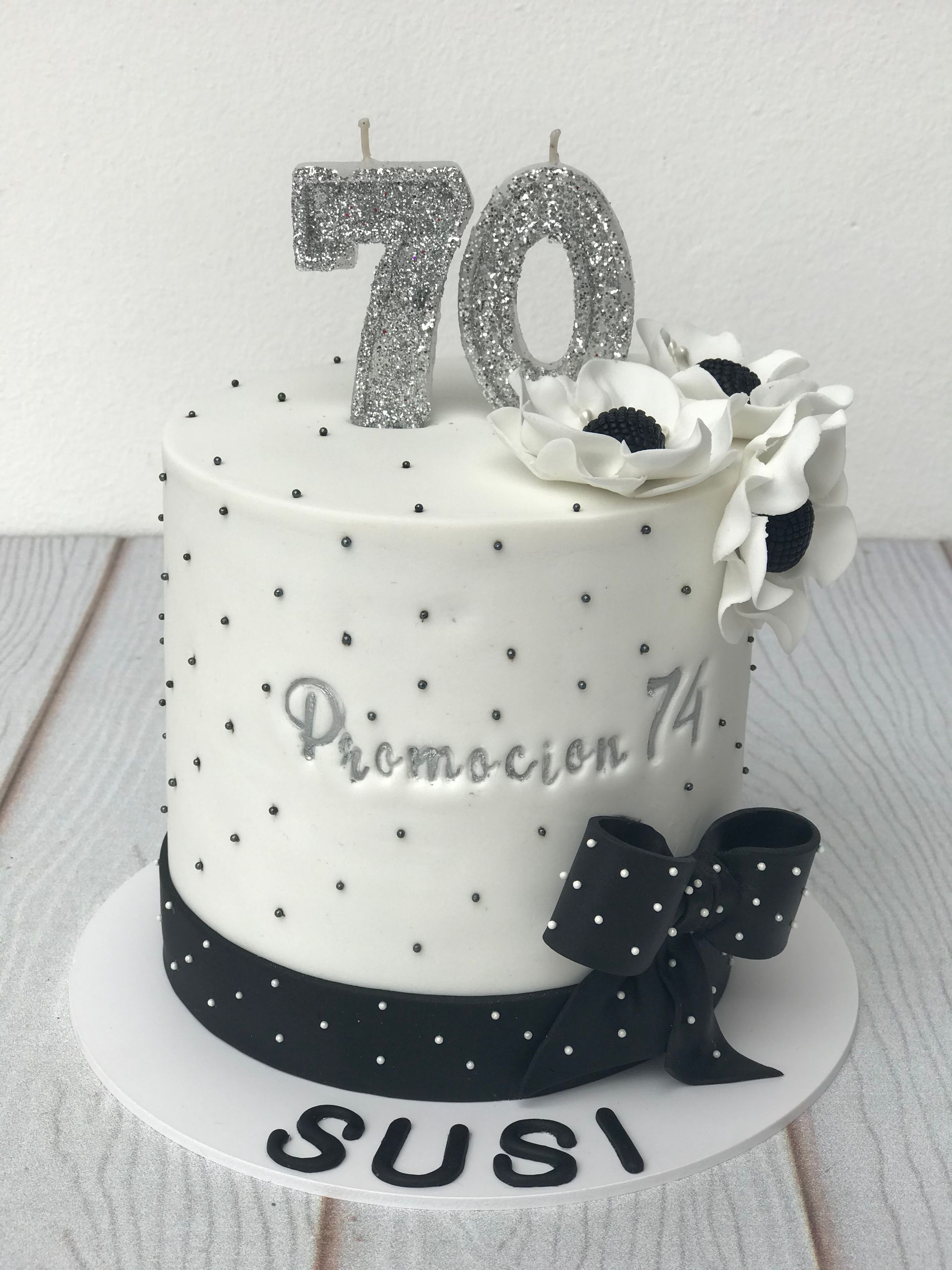 Un pastel blanco y negro con el número 70 en la parte superior