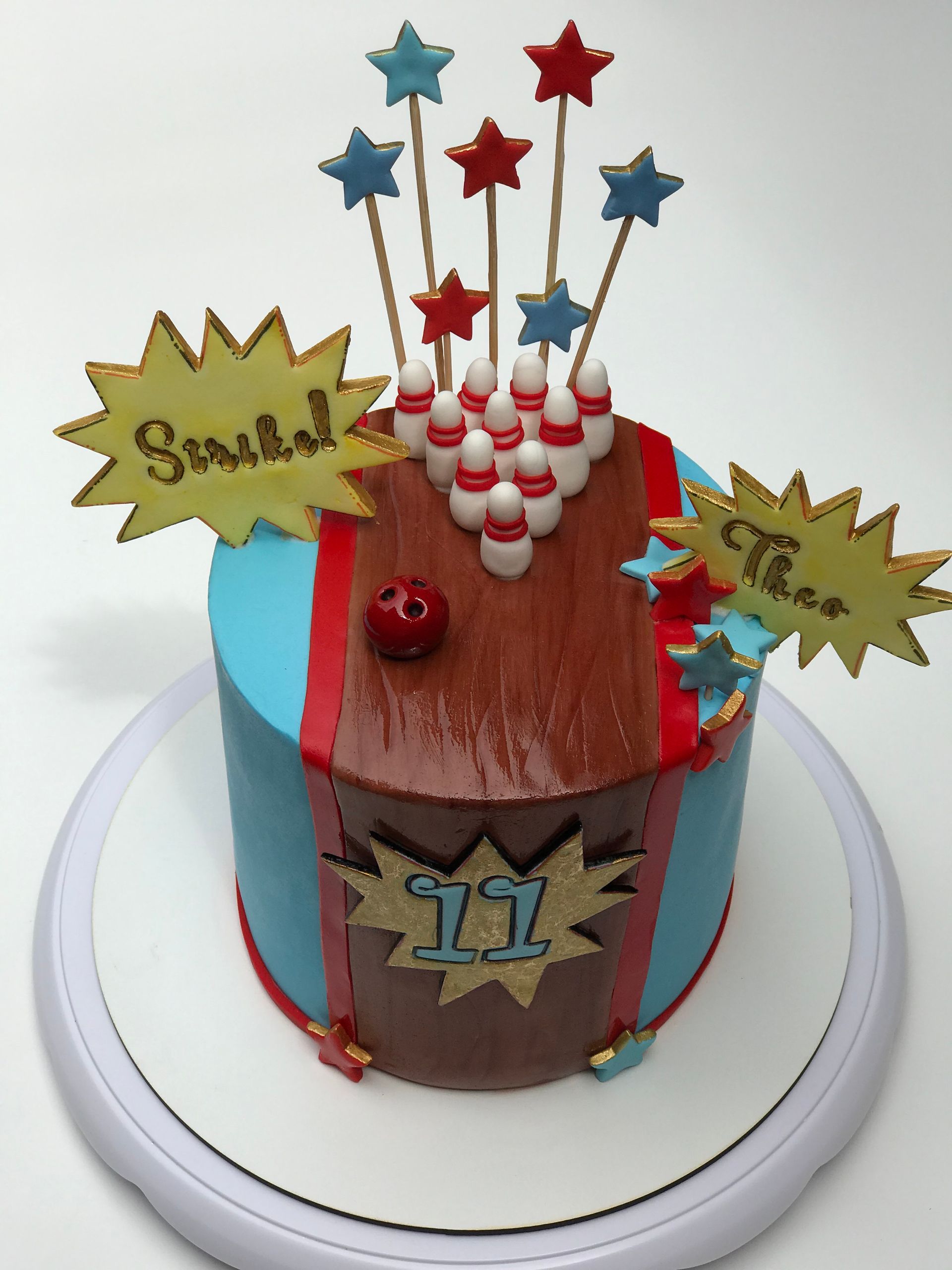 Un pastel de bolos con el número 11 en él