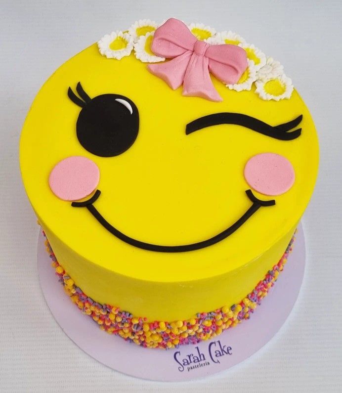 Un pastel amarillo con una cara sonriente.