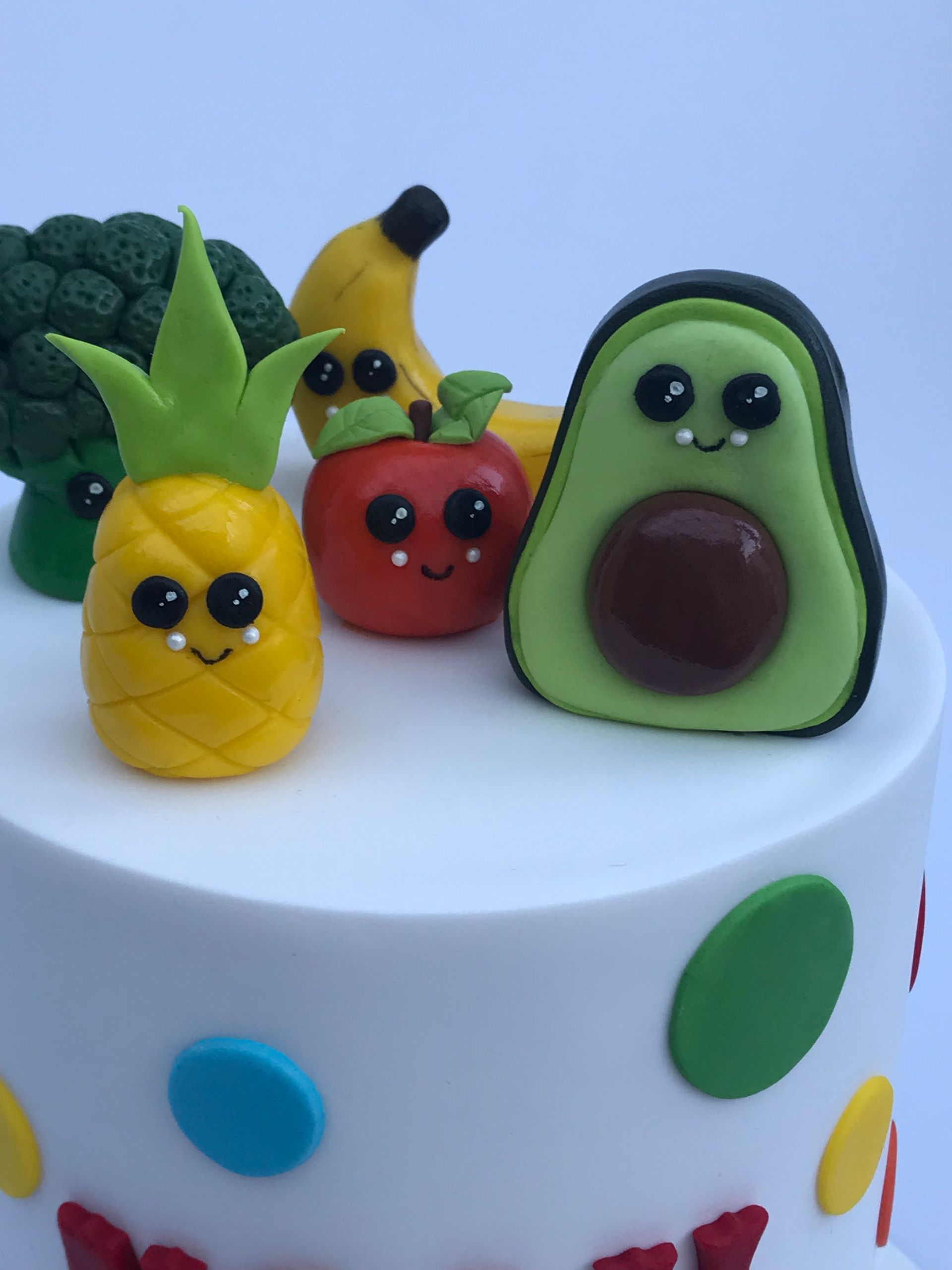 Un pastel con frutas y verduras encima.