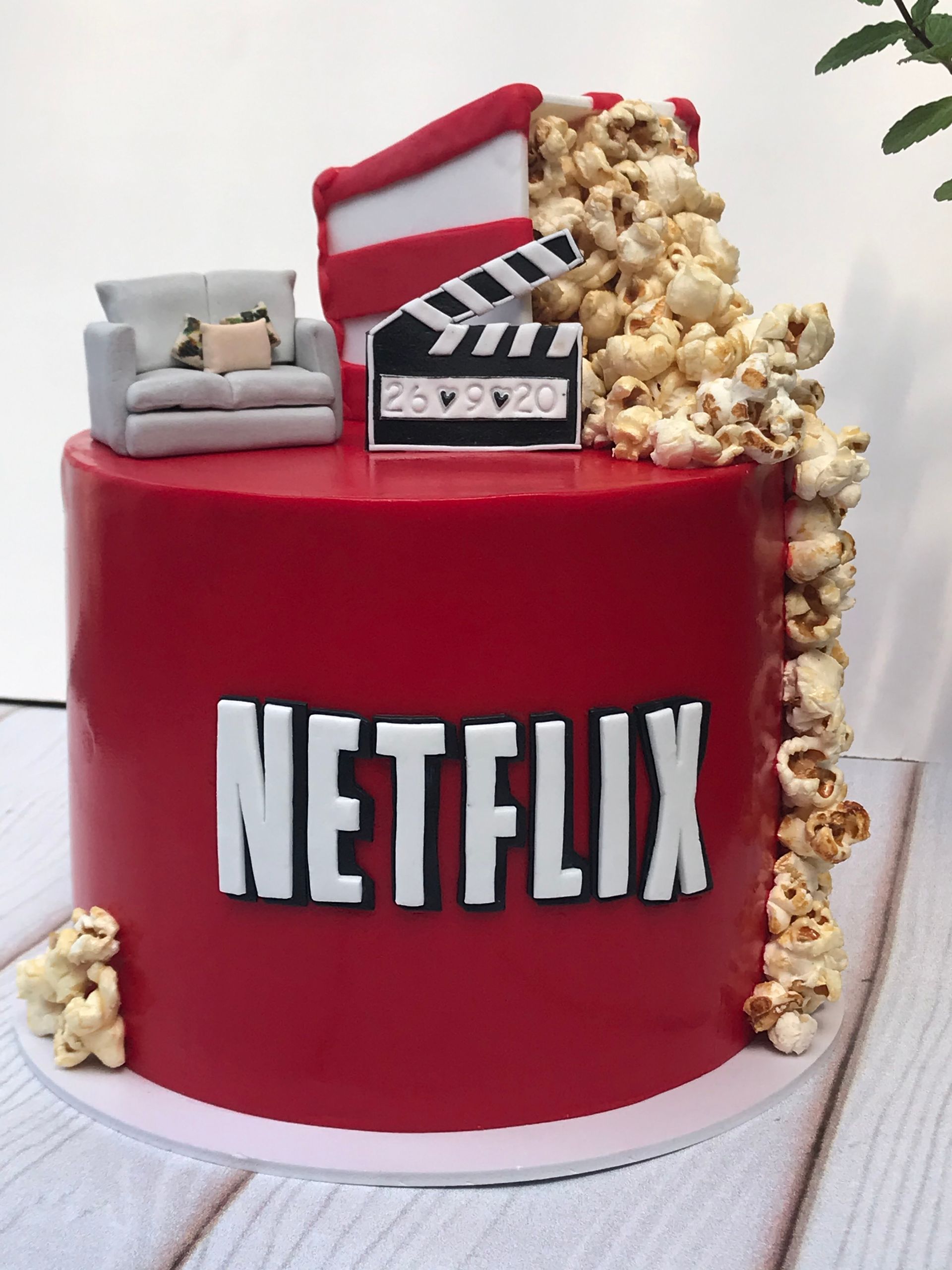 Un pastel rojo con la palabra Netflix.