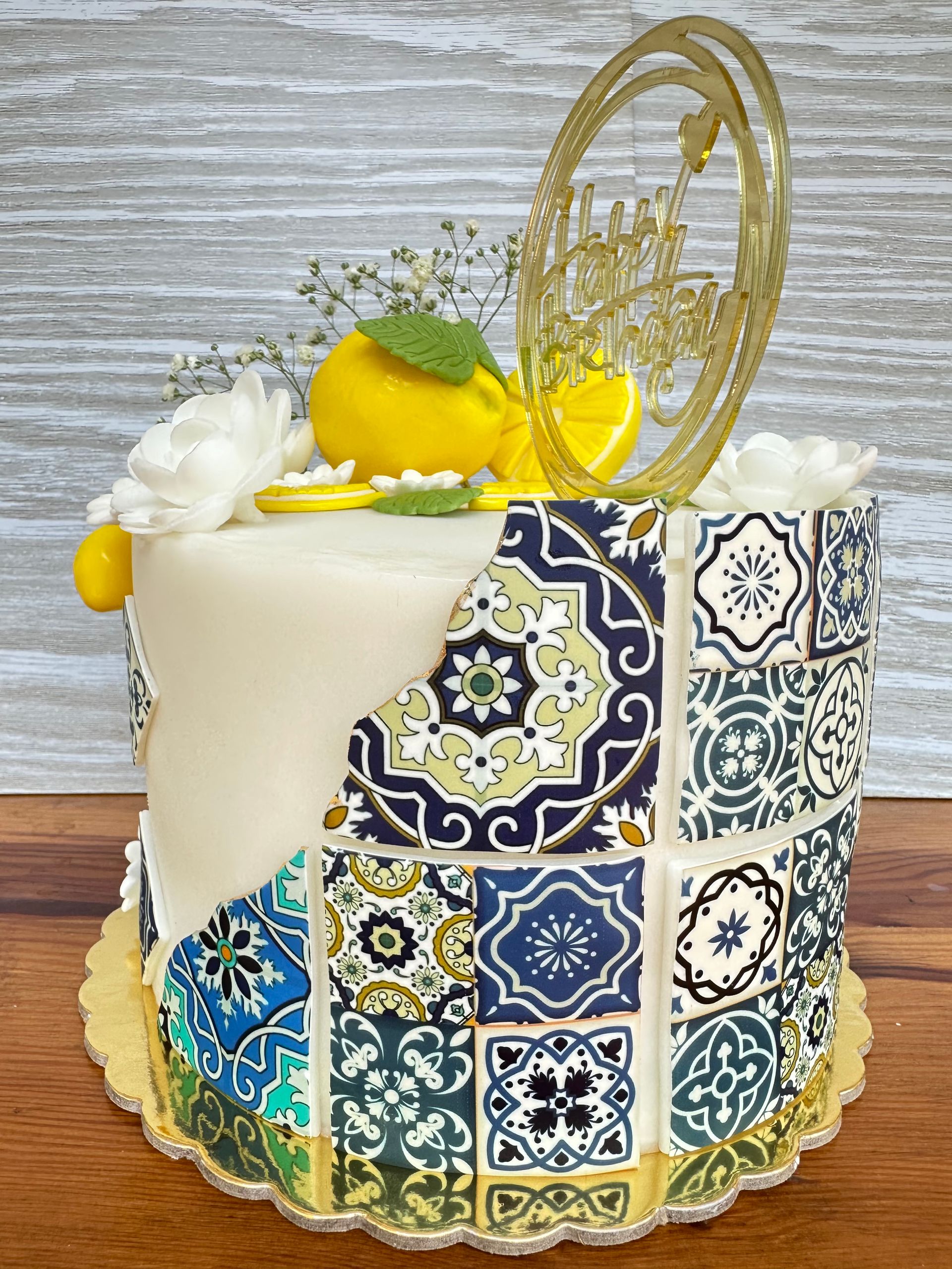 Un pastel con un patrón de azulejos está sobre una mesa de madera.