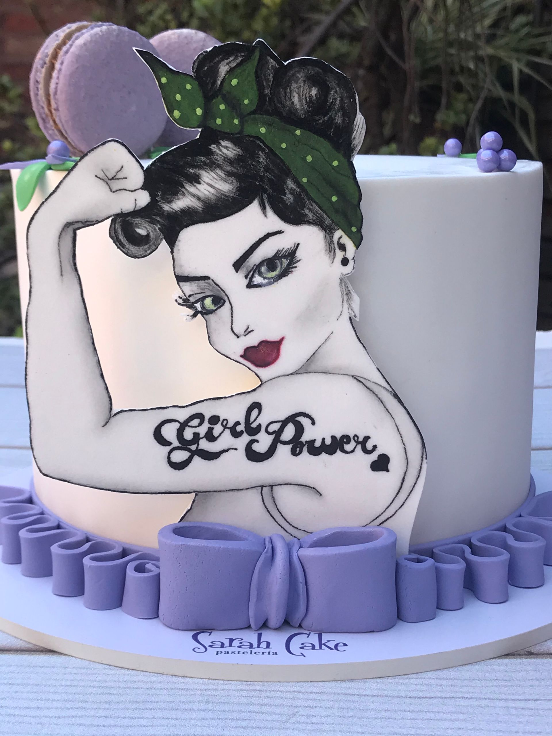 Un pastel con la imagen de una mujer y las palabras 