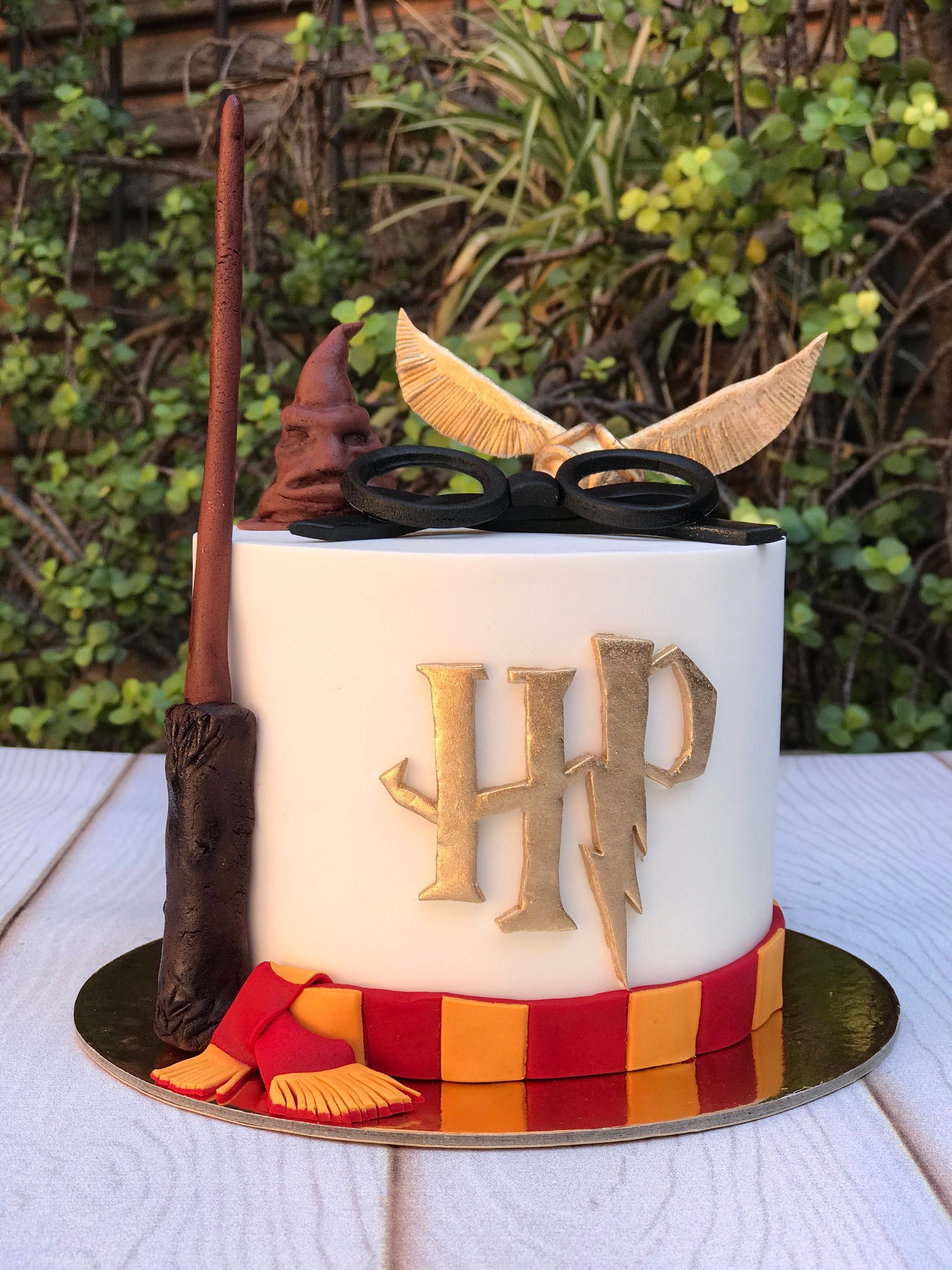 Un pastel de Harry Potter está sobre una mesa.