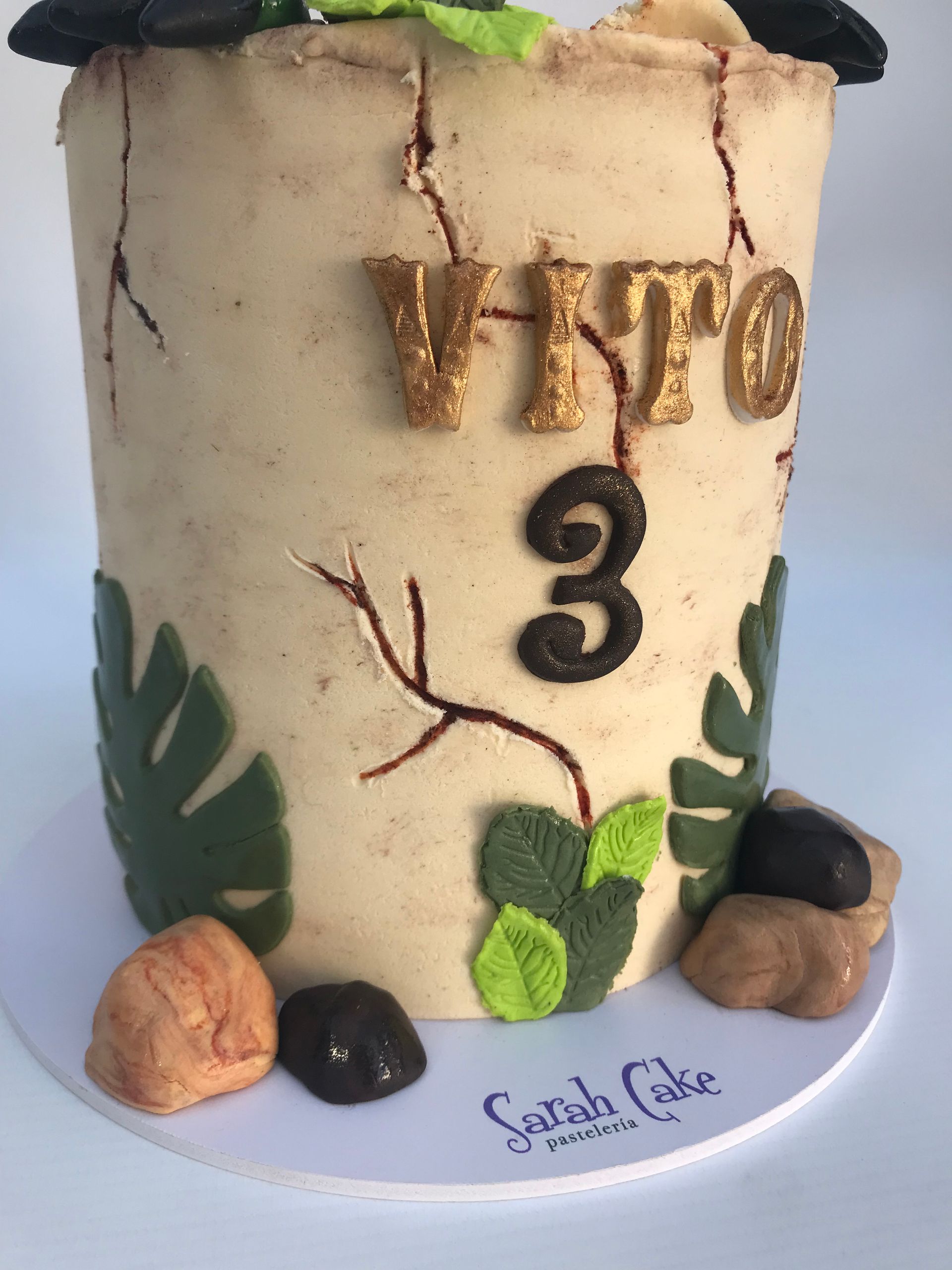 Un pastel con el número 3