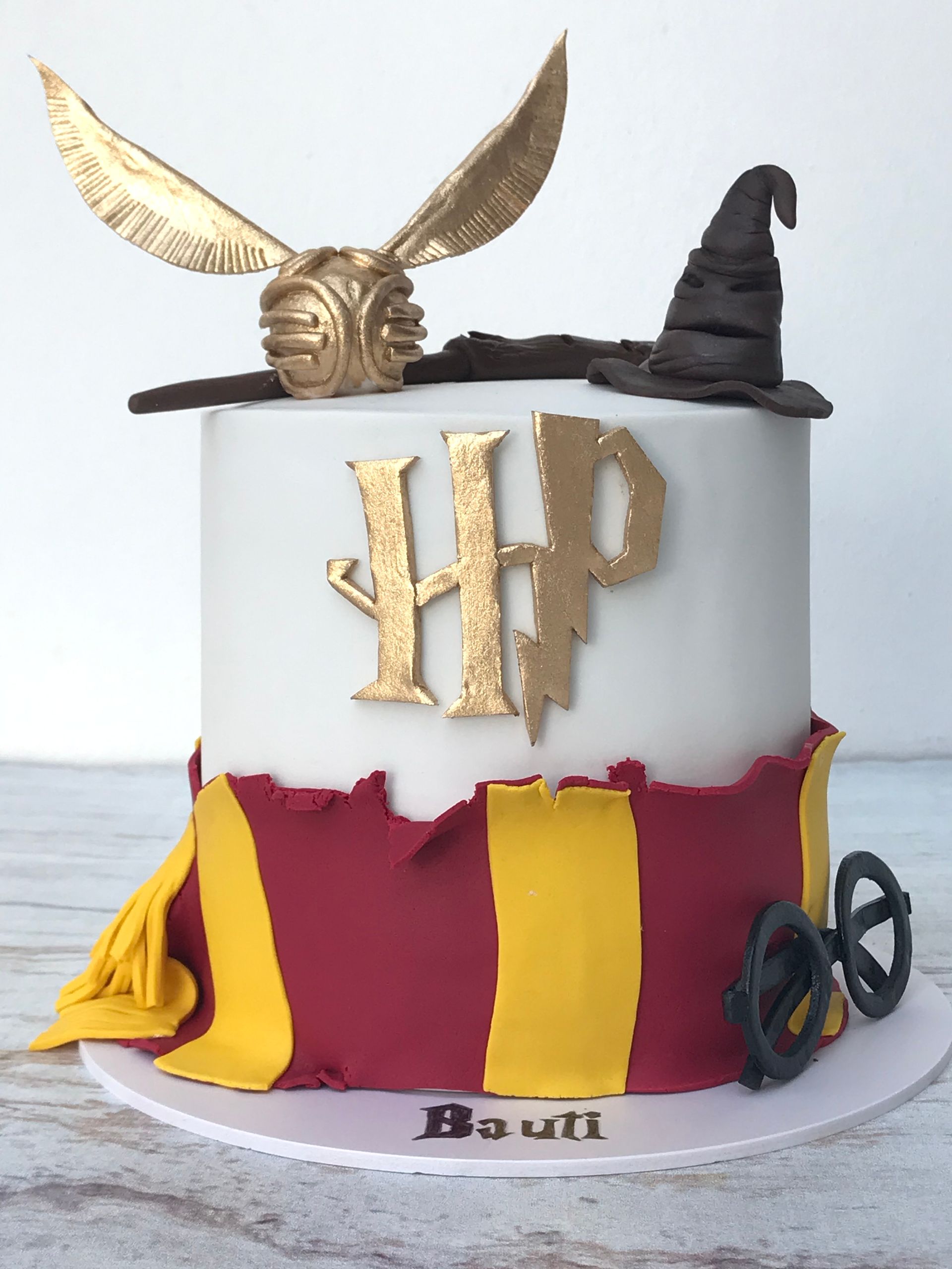 Un pastel de Harry Potter con una snitch dorada encima