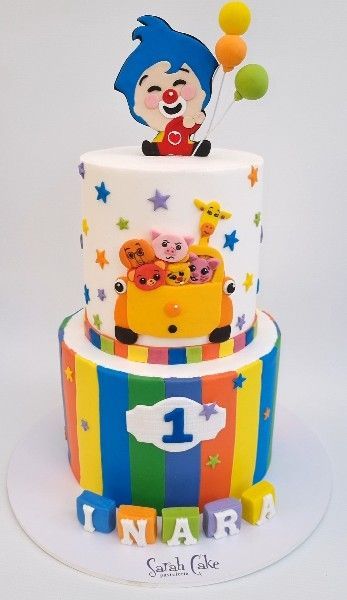 Un pastel de cumpleaños para un niño con un payaso encima.
