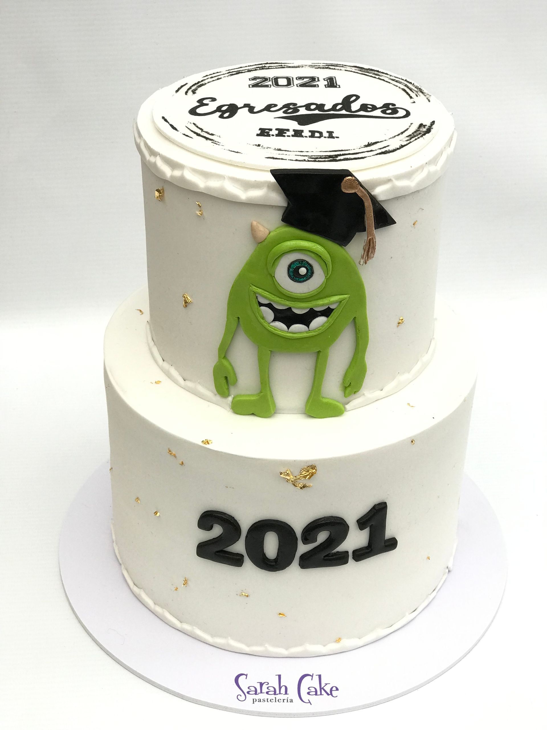 Un pastel blanco con un monstruo verde encima.