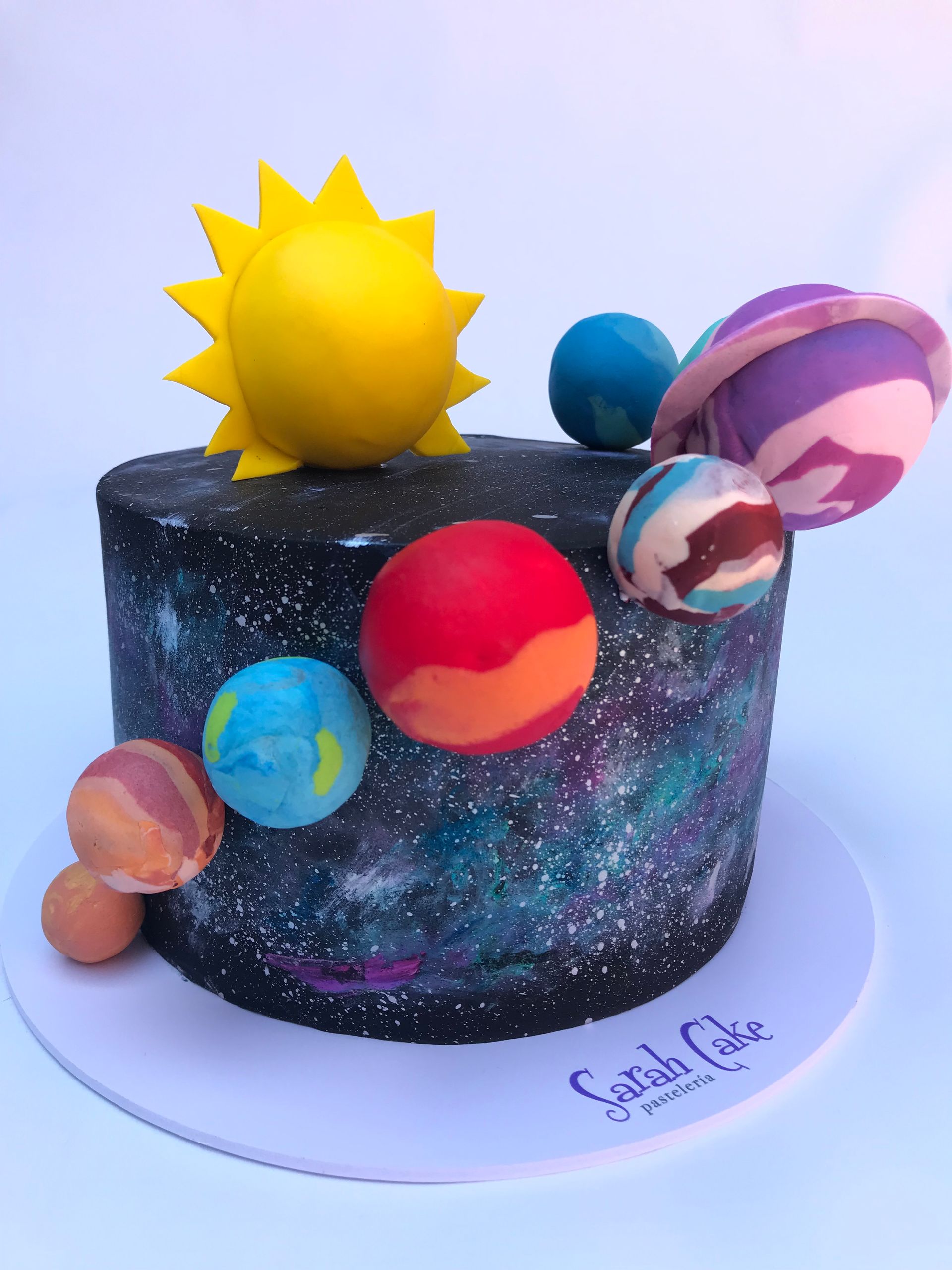 Un pastel con el sol y los planetas encima.