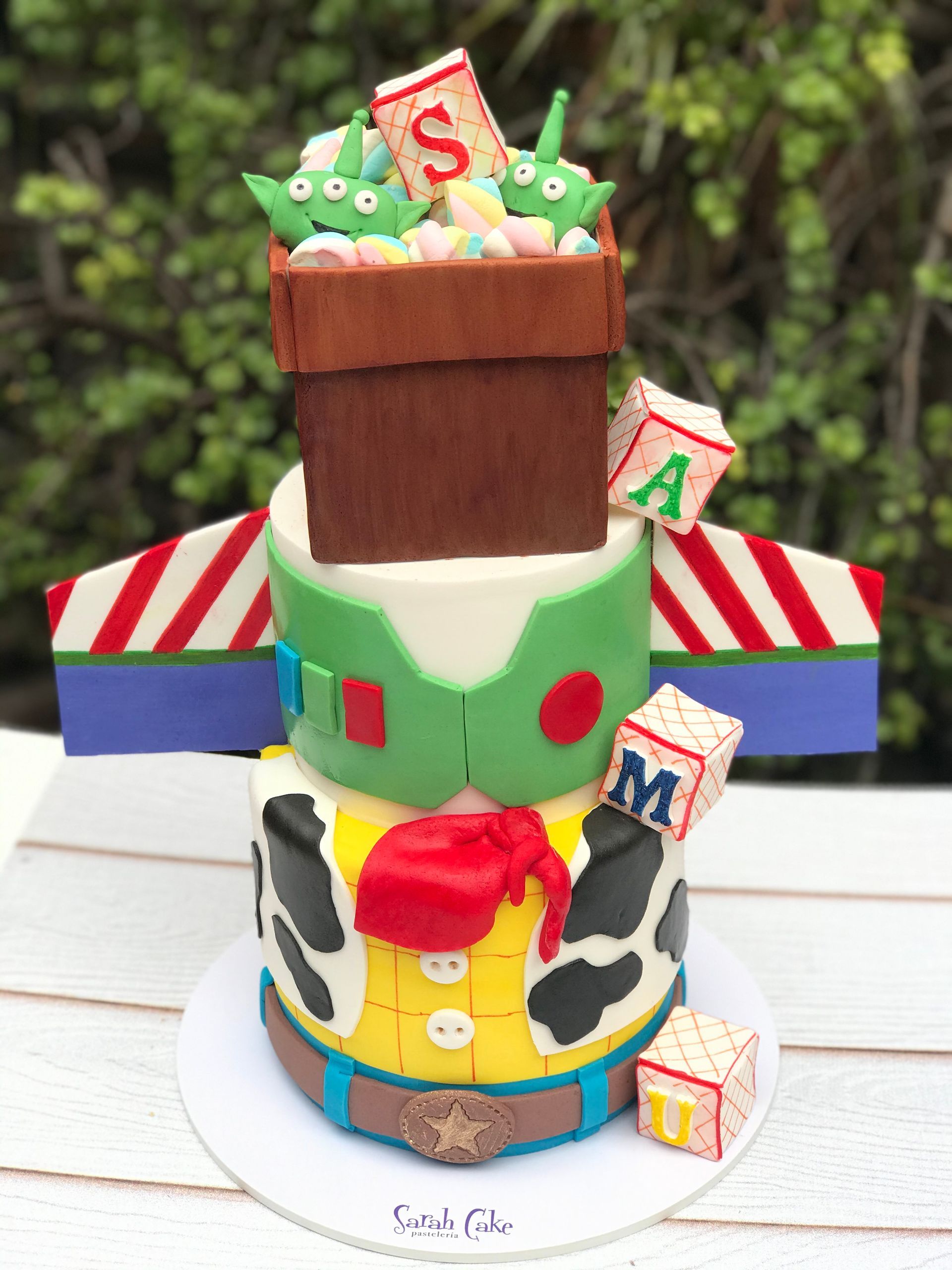 Un pastel de Toy Story está sobre una mesa.
