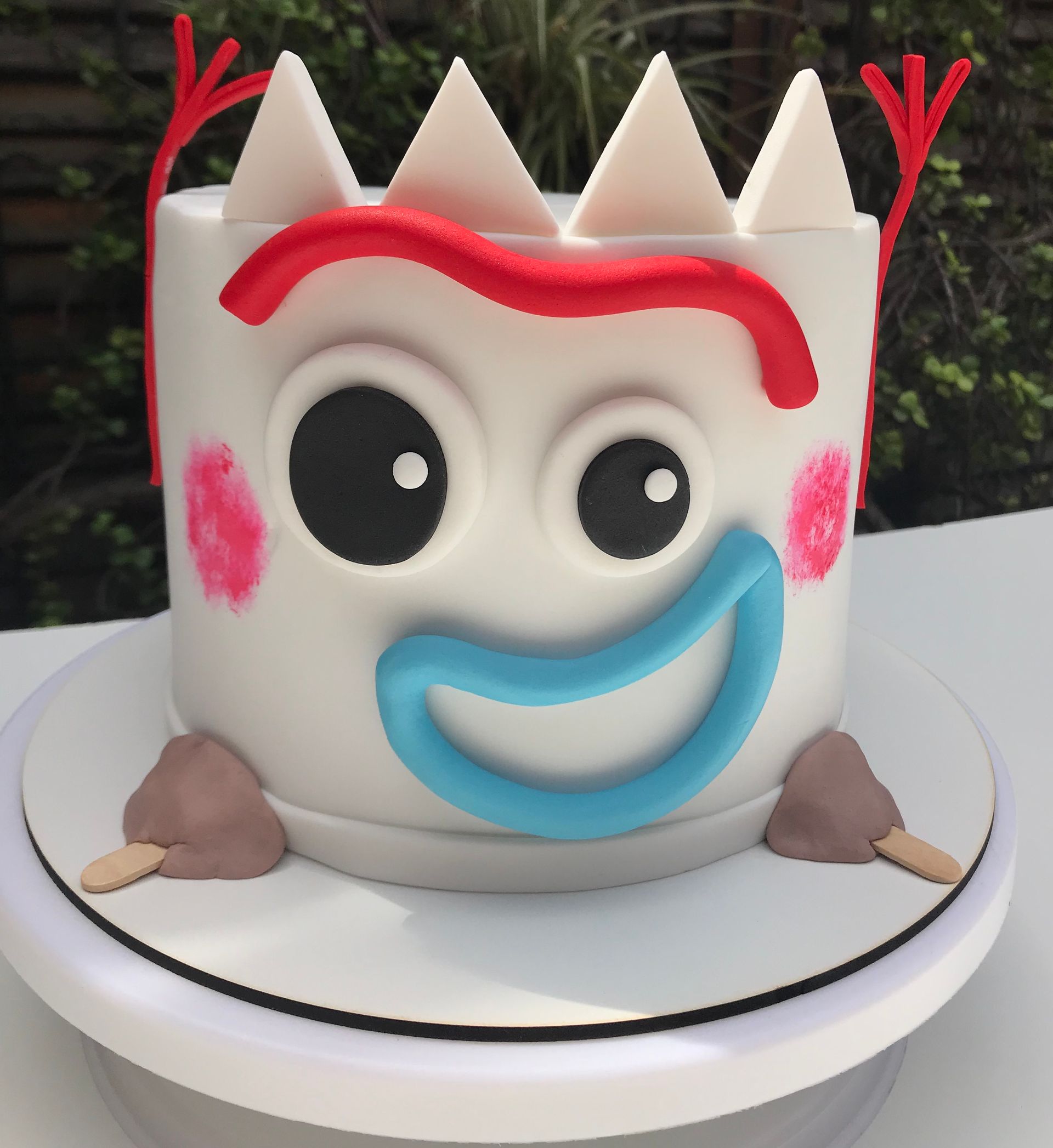 Un pastel que se parece a Forky de Toy Story.