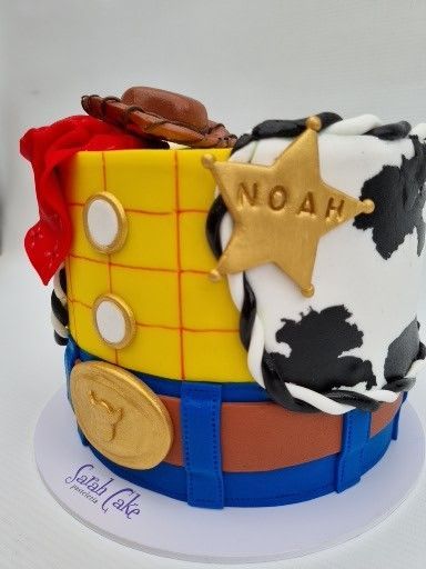 Un pastel de Toy Story con el nombre Noah.