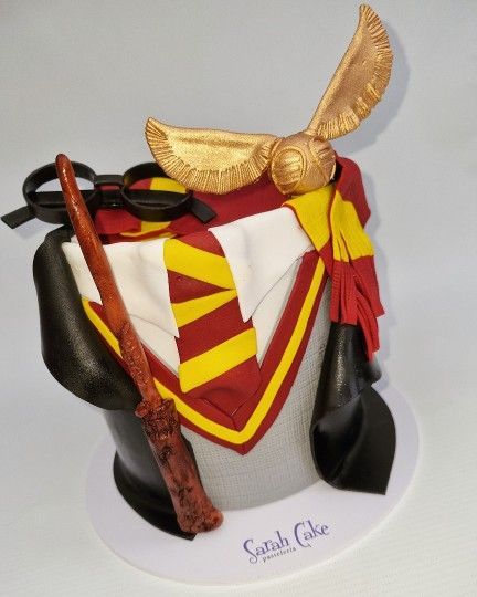 Un pastel de Harry Potter con una snitch dorada encima