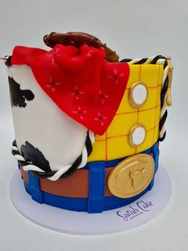 Un pastel que se parece a Woody de Toy Story.
