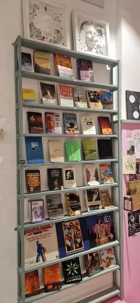 Un estante lleno de libros, incluido uno titulado 'Unas líneas'