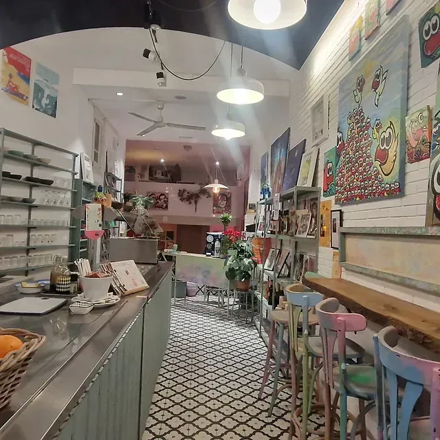 Una cesta de naranjas reposa sobre un mostrador en un restaurante.