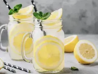 Dos frascos de vidrio llenos de limonada y pajitas.