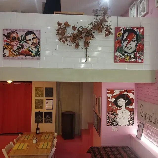 Una habitación con una mesa y sillas y un cartel que dice simple