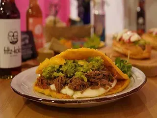 Un cartel con muchas imágenes de comida y bebidas.