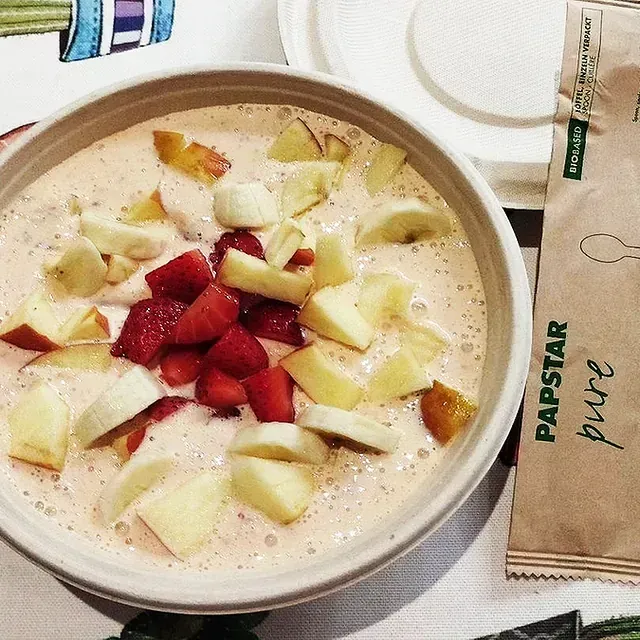 Un tazón de yogur puro Papstar con fruta encima.