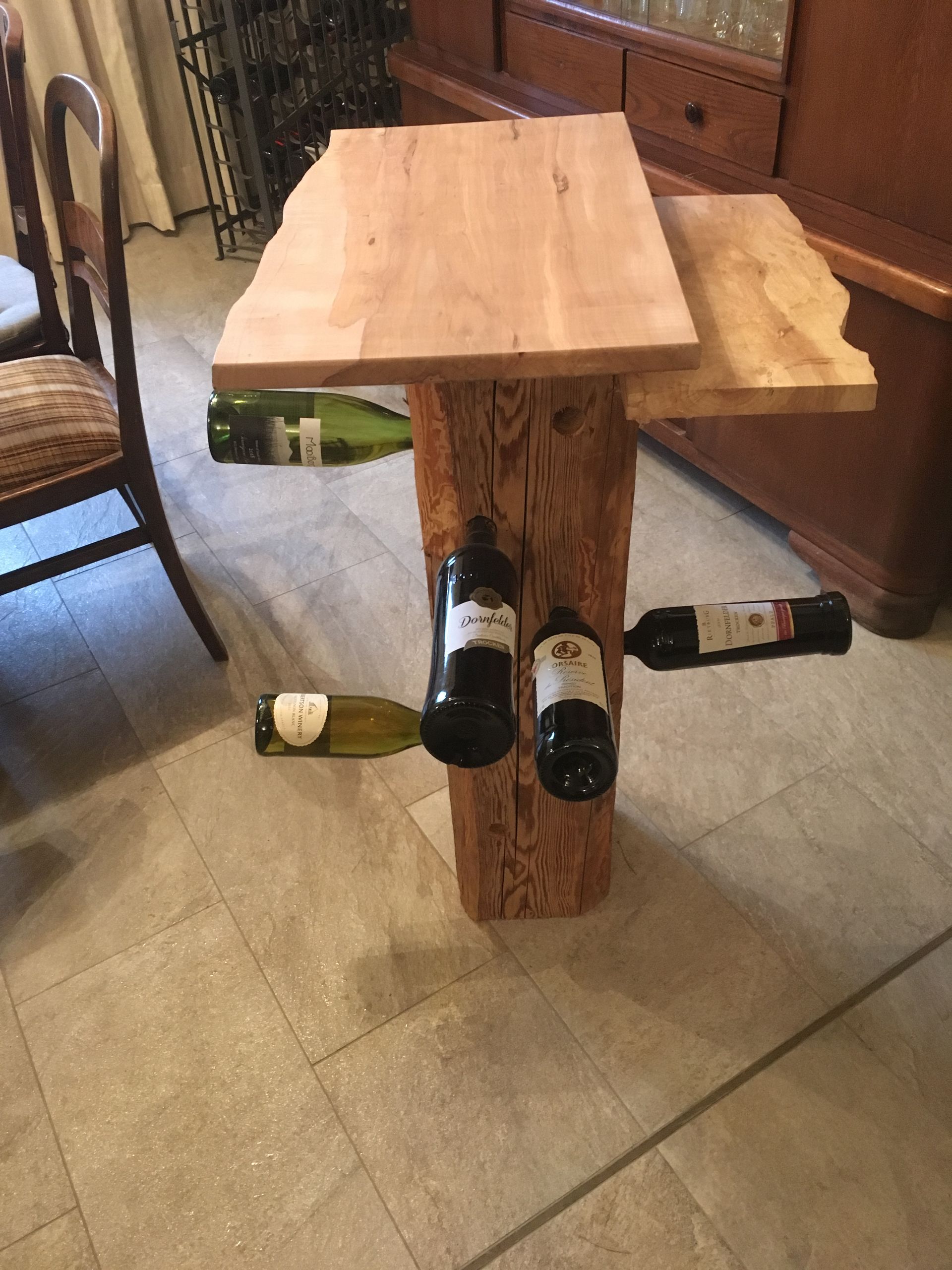 Massiver Holztisch mit integriertem Weinregal aus rustikalem Holz