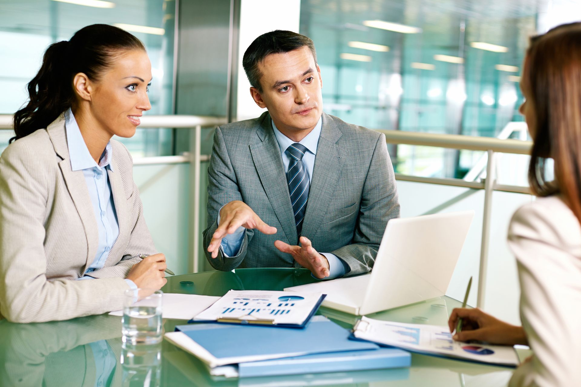 Ejecutivos en sesión de trabajo colaborativo en oficina
