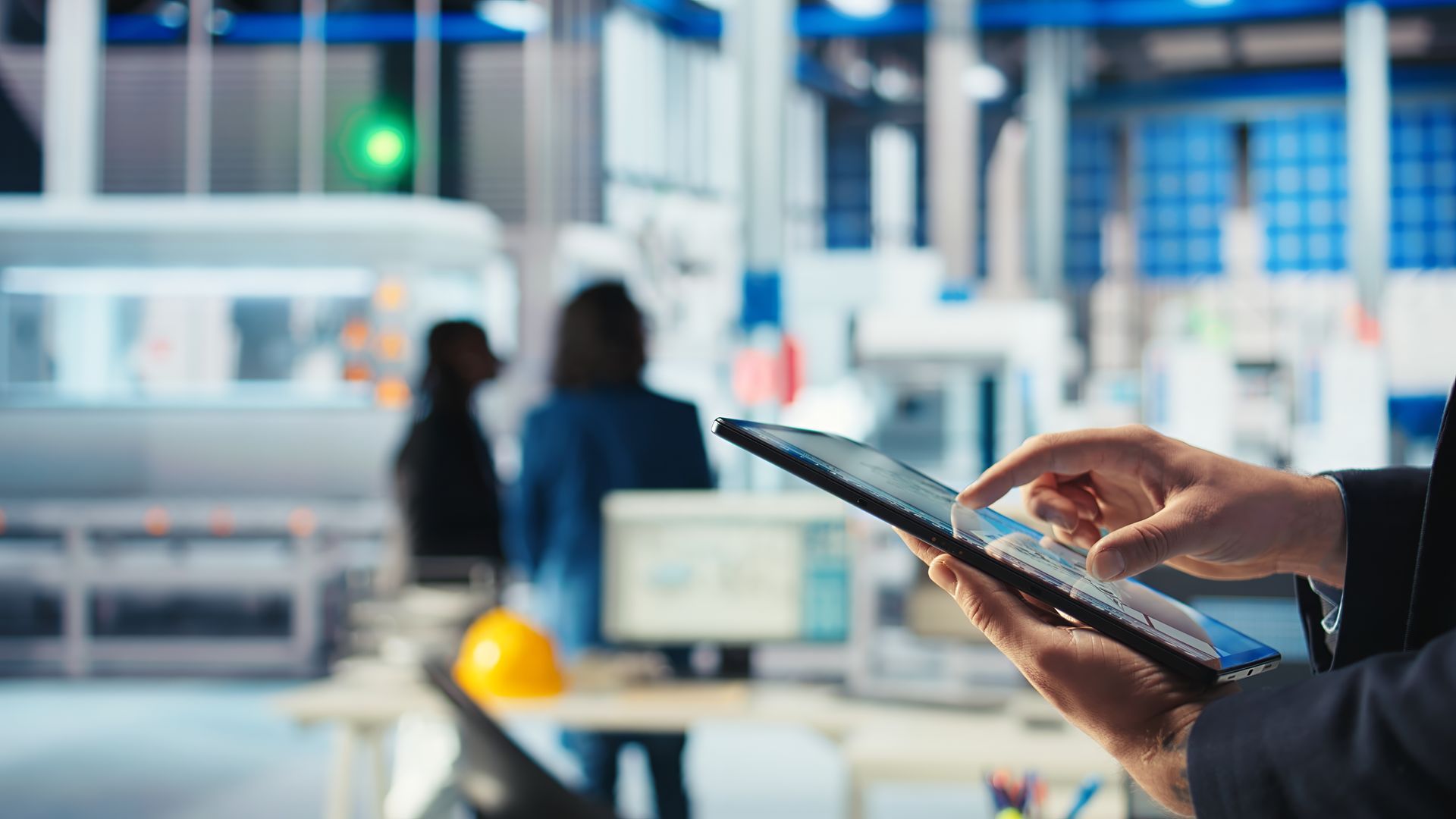 Operario revisando datos en tablet para diagnóstico técnico
