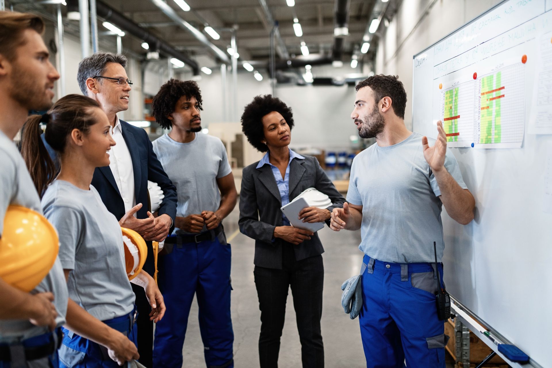 Reunión entre equipos de diferentes empresas en un entorno de trabajo colaborativo