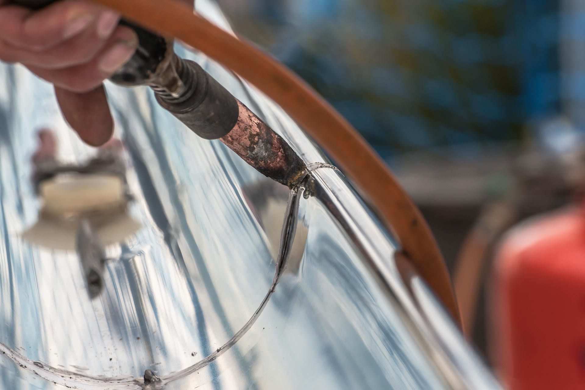 Travaille de zinguerie sur une gouttière