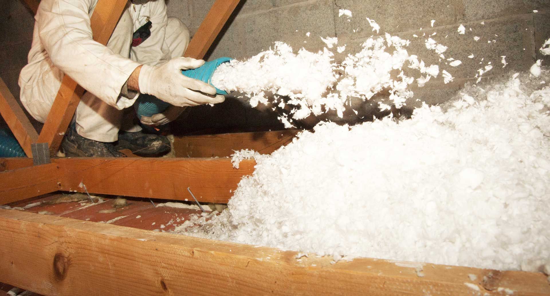 Soufflage d’isolant dans les combles perdus