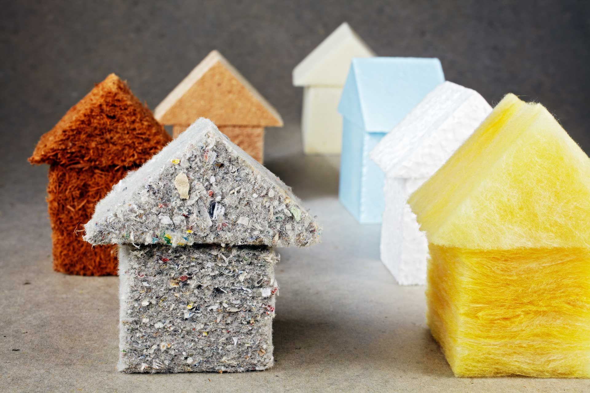 Différents matériaux pour l’isolation taillés en forme de maison